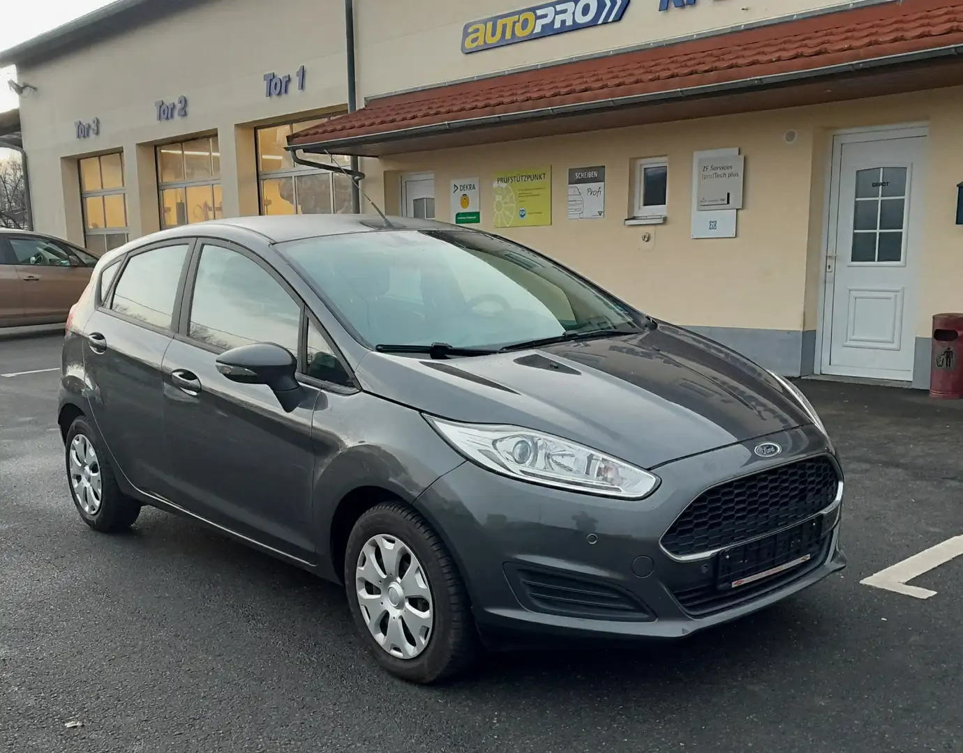 Ford Fiesta Trend Grau - 1