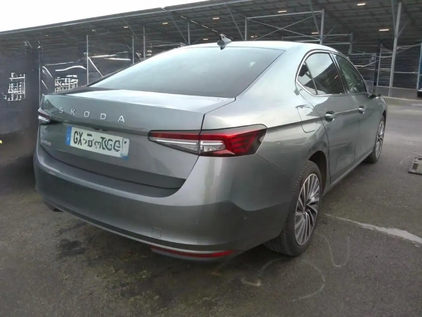 Skoda Superb 2.0 TDI 150 DSG - 06/2024 22.567 KMS L K Gris - 2