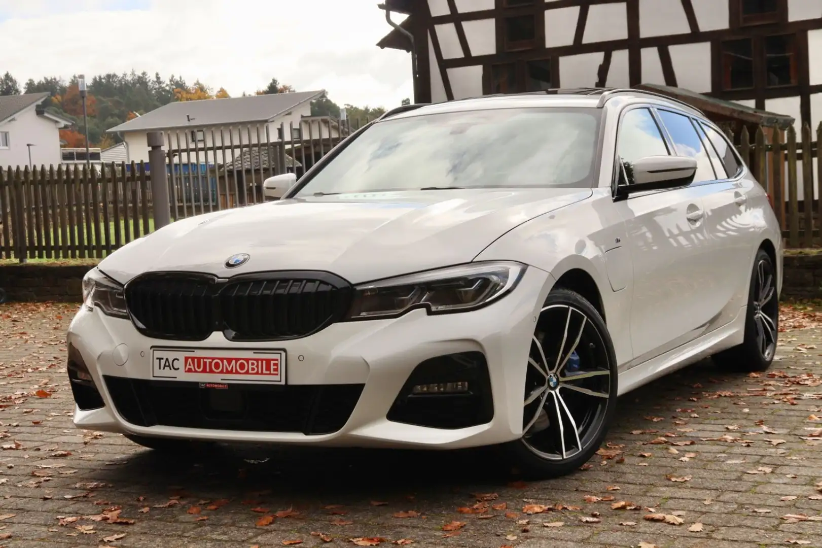 BMW 330 e M Sport PANO LASER H&K Weiß - 2