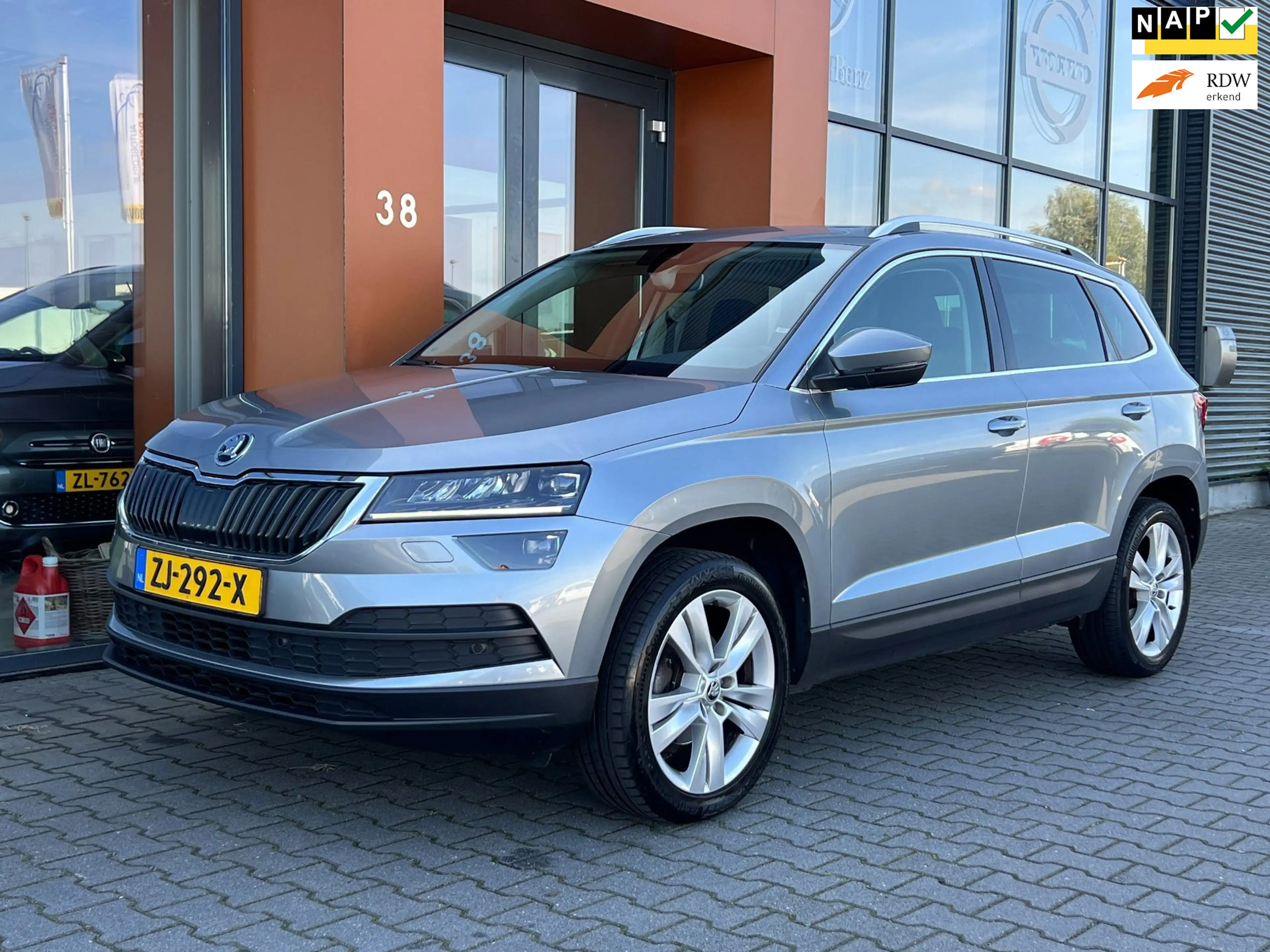 Skoda Karoq 1.0TSI|Panodak|Carplay|Camera|Trekhaak|LED|Sfeer