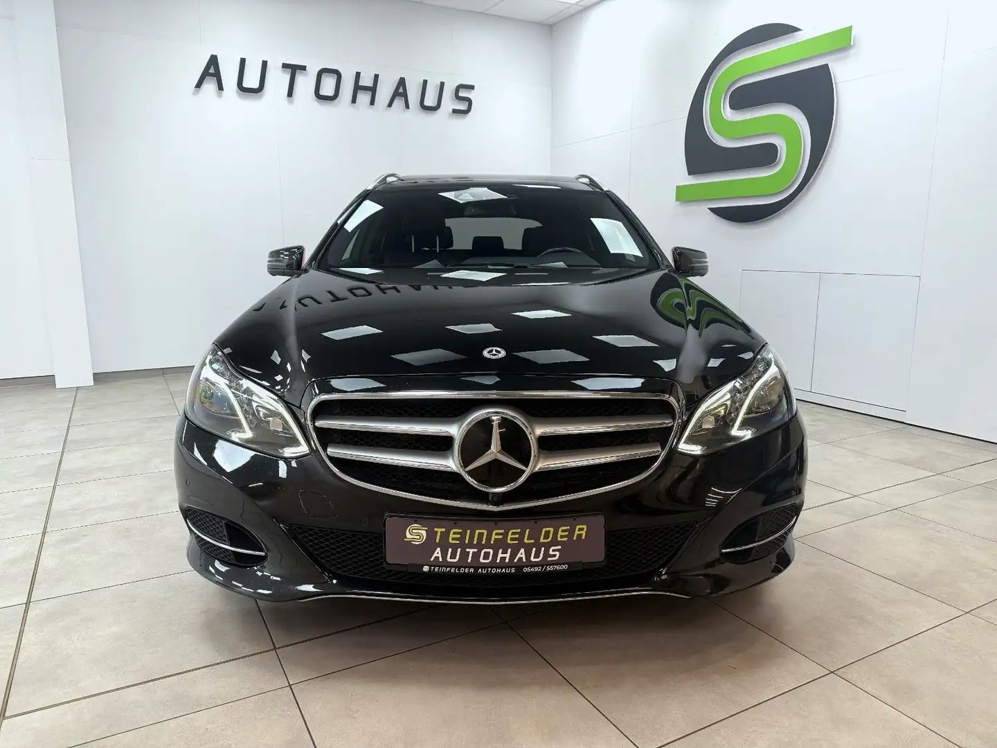 Mercedes-Benz E 300 BlueTec / PANORAMA  / LEDER / 360° / LED Negru - 2