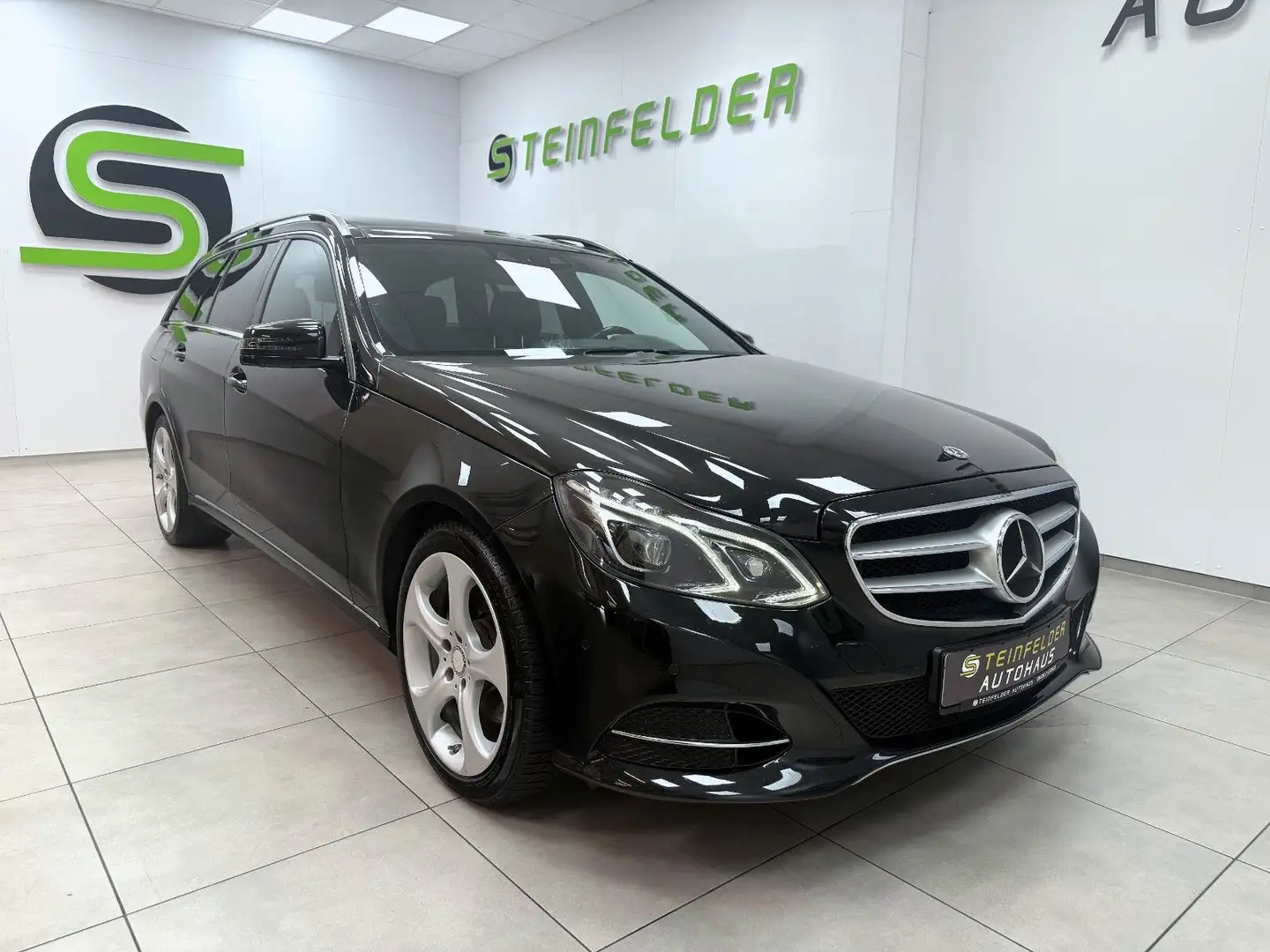 Mercedes-Benz E 300 BlueTec / PANORAMA  / LEDER / 360° / LED Negru - 1