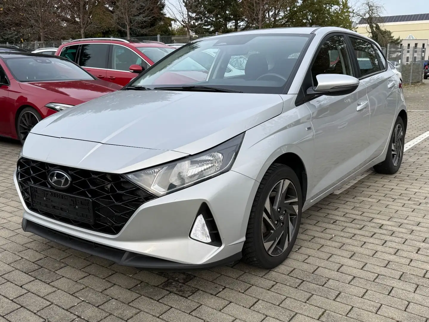 Hyundai i20 1.0 T-GDI Mild-Hybrid Autm. PDC KAM CarPlay Silber - 1