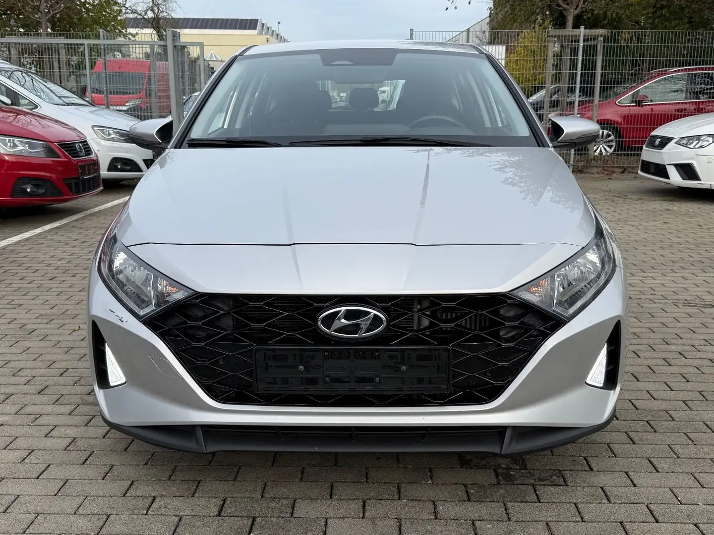 Hyundai i20 1.0 T-GDI Mild-Hybrid Autm. PDC KAM CarPlay Silber - 2
