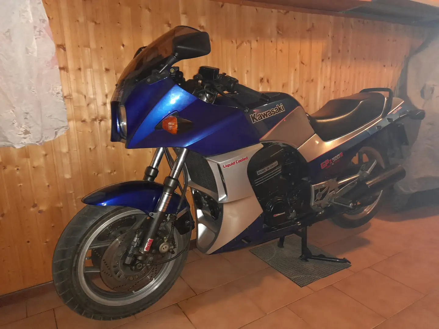 Kawasaki GPZ 900 R 1 A Bleu - 1