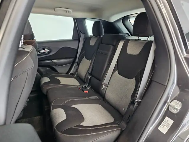 Jeep Cherokee view 7