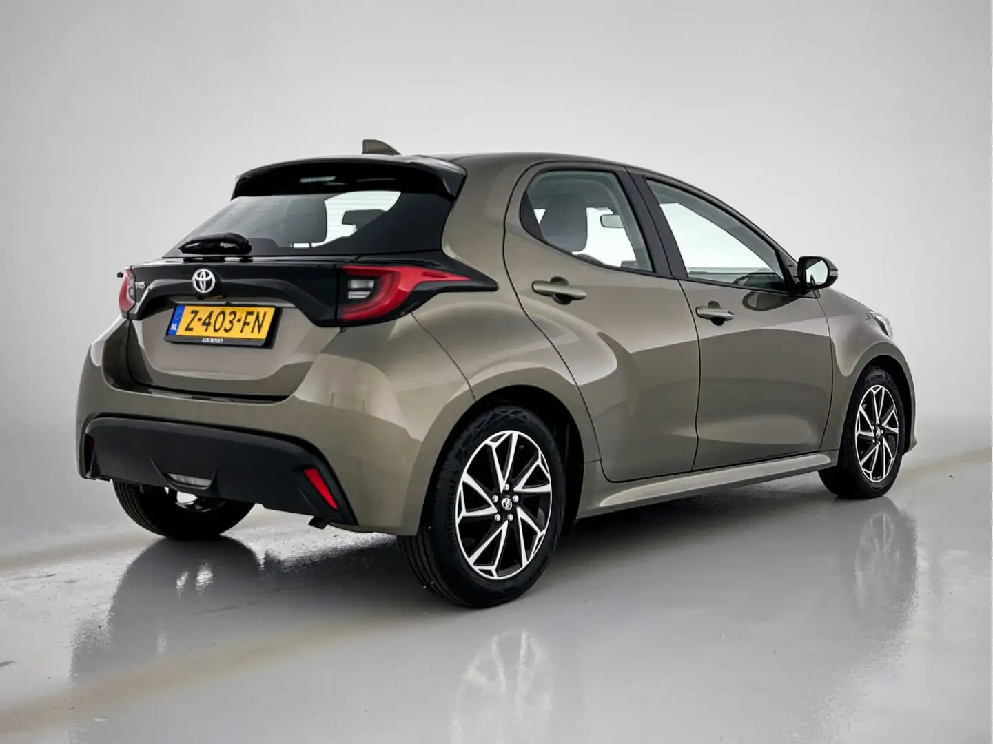 Toyota Yaris 1.5 VVT-i Dynamic | Garantie t/m 03-2034 mogelijk Groen - 2