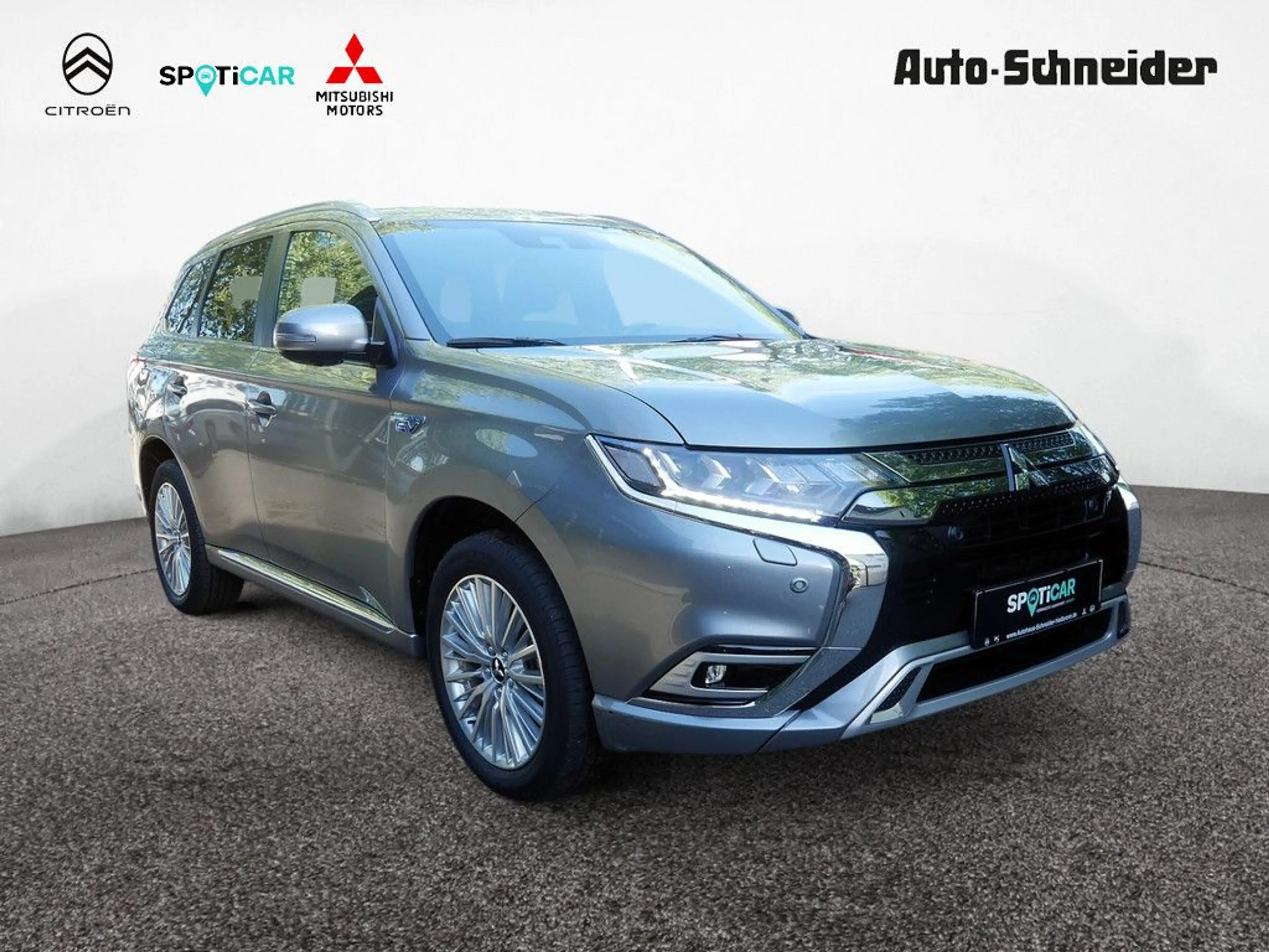 Mitsubishi Outlander Plug-in Hybrid TOP Navi 2.4 MIVEC 4WD — photo 2