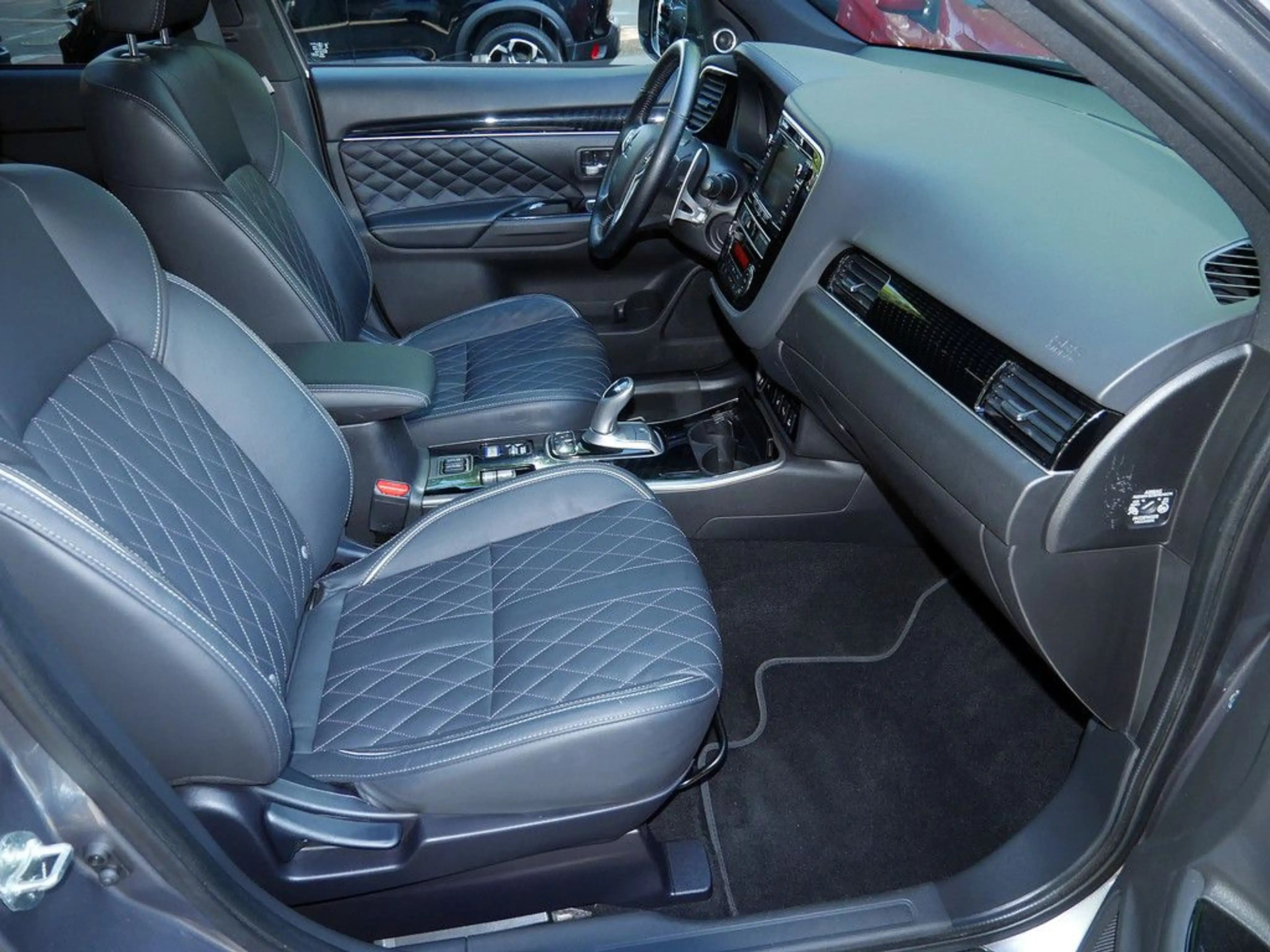 Mitsubishi Outlander Plug-in Hybrid TOP Navi 2.4 MIVEC 4WD — photo 7
