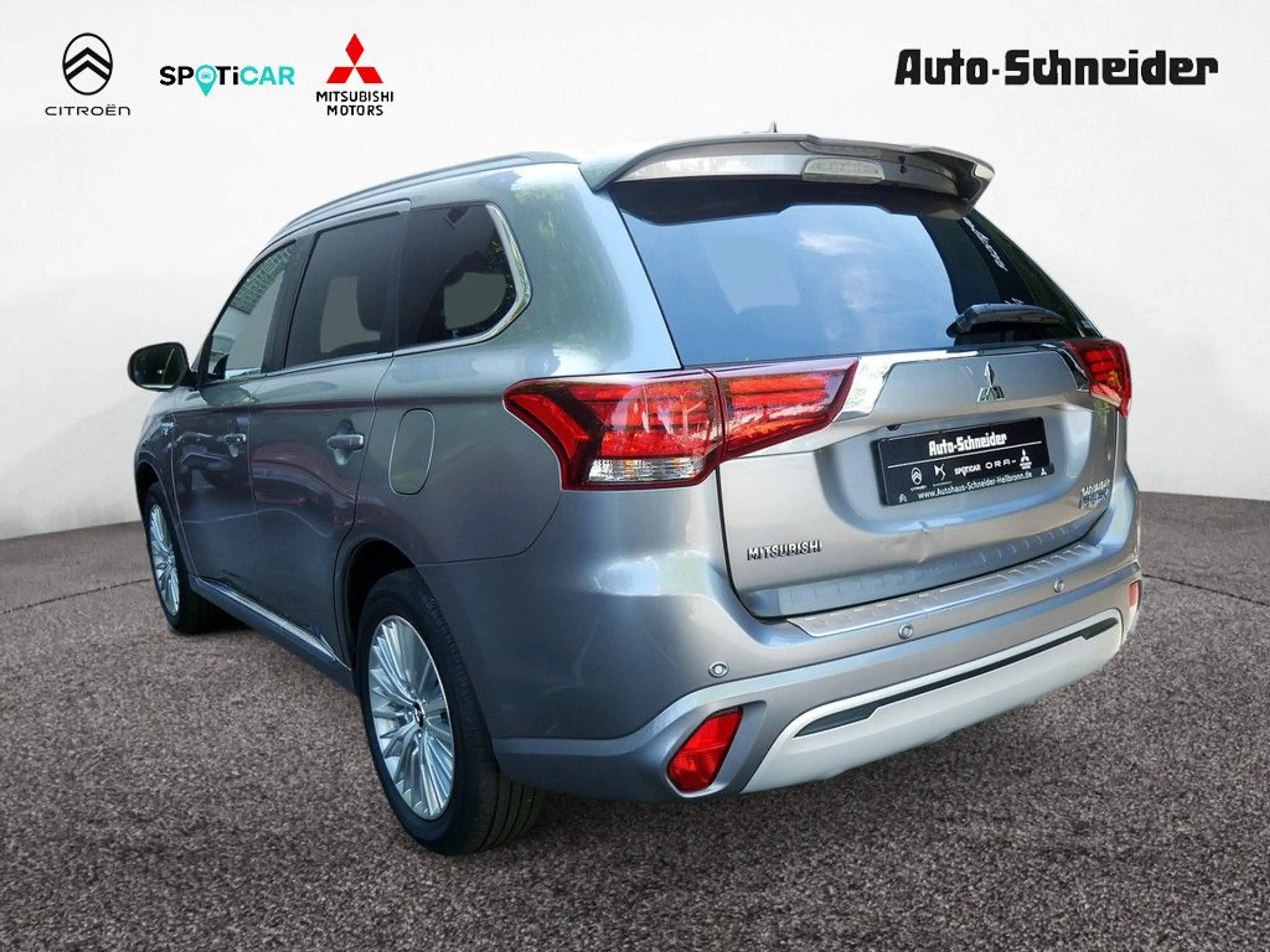 Mitsubishi Outlander Plug-in Hybrid TOP Navi 2.4 MIVEC 4WD — photo 4