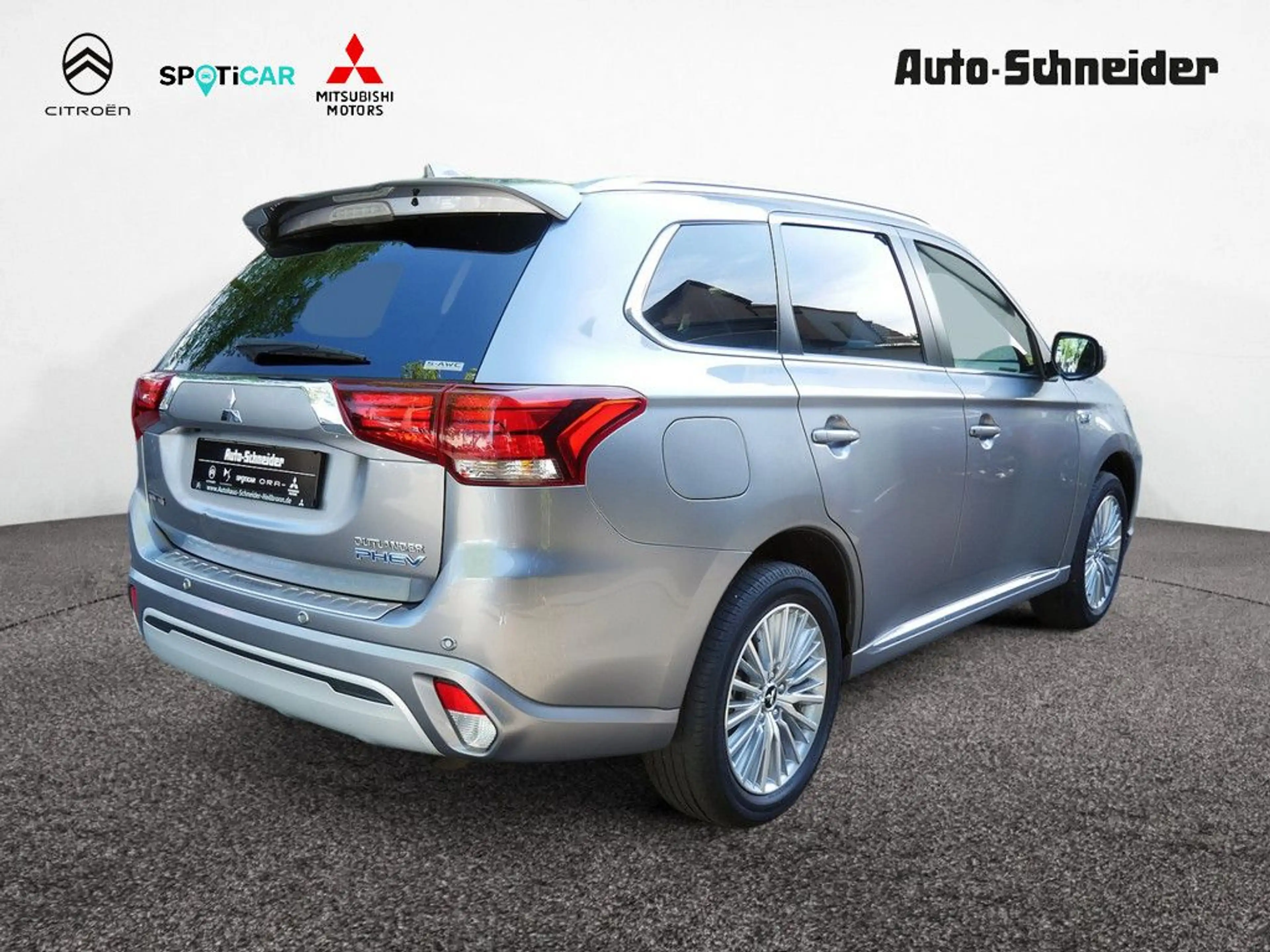 Mitsubishi Outlander Plug-in Hybrid TOP Navi 2.4 MIVEC 4WD — photo 3
