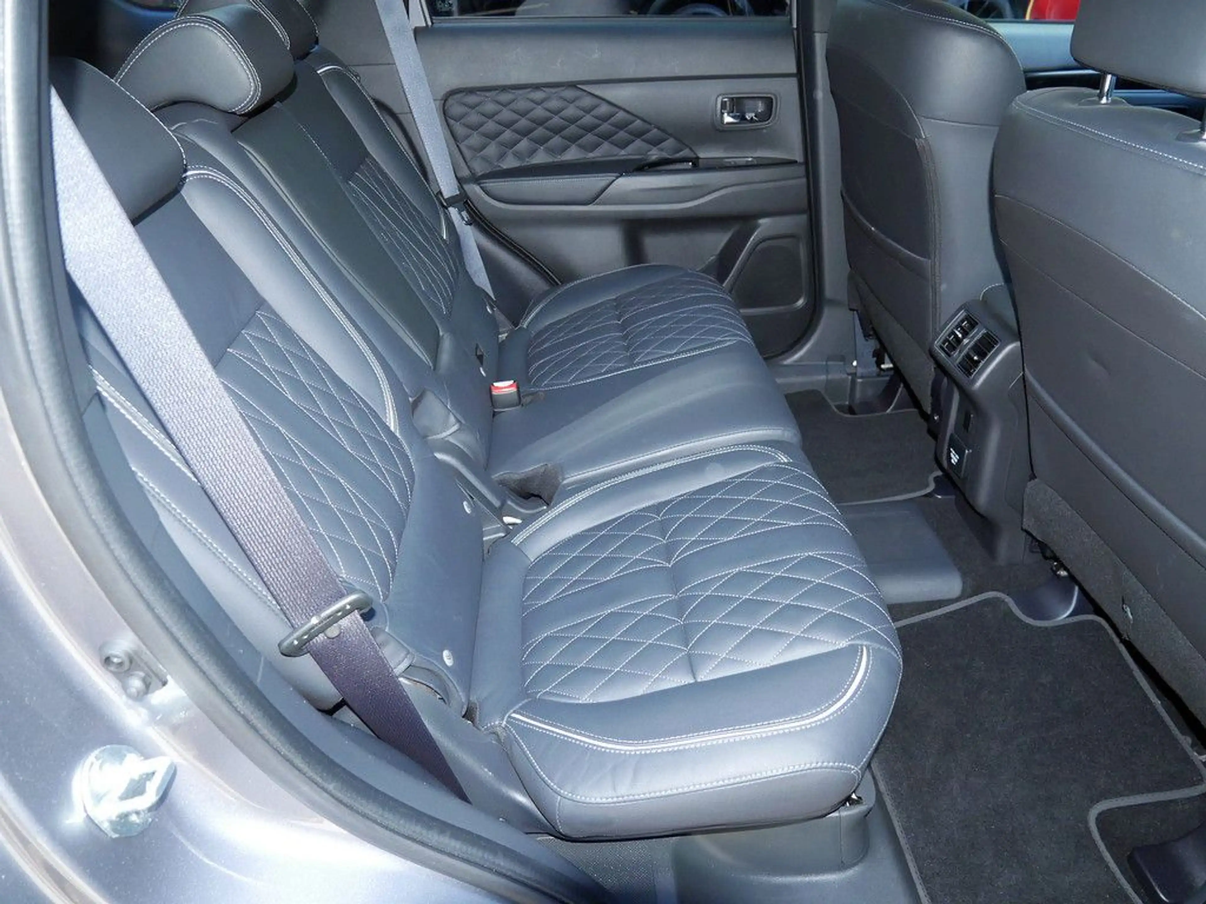 Mitsubishi Outlander Plug-in Hybrid TOP Navi 2.4 MIVEC 4WD — photo 8