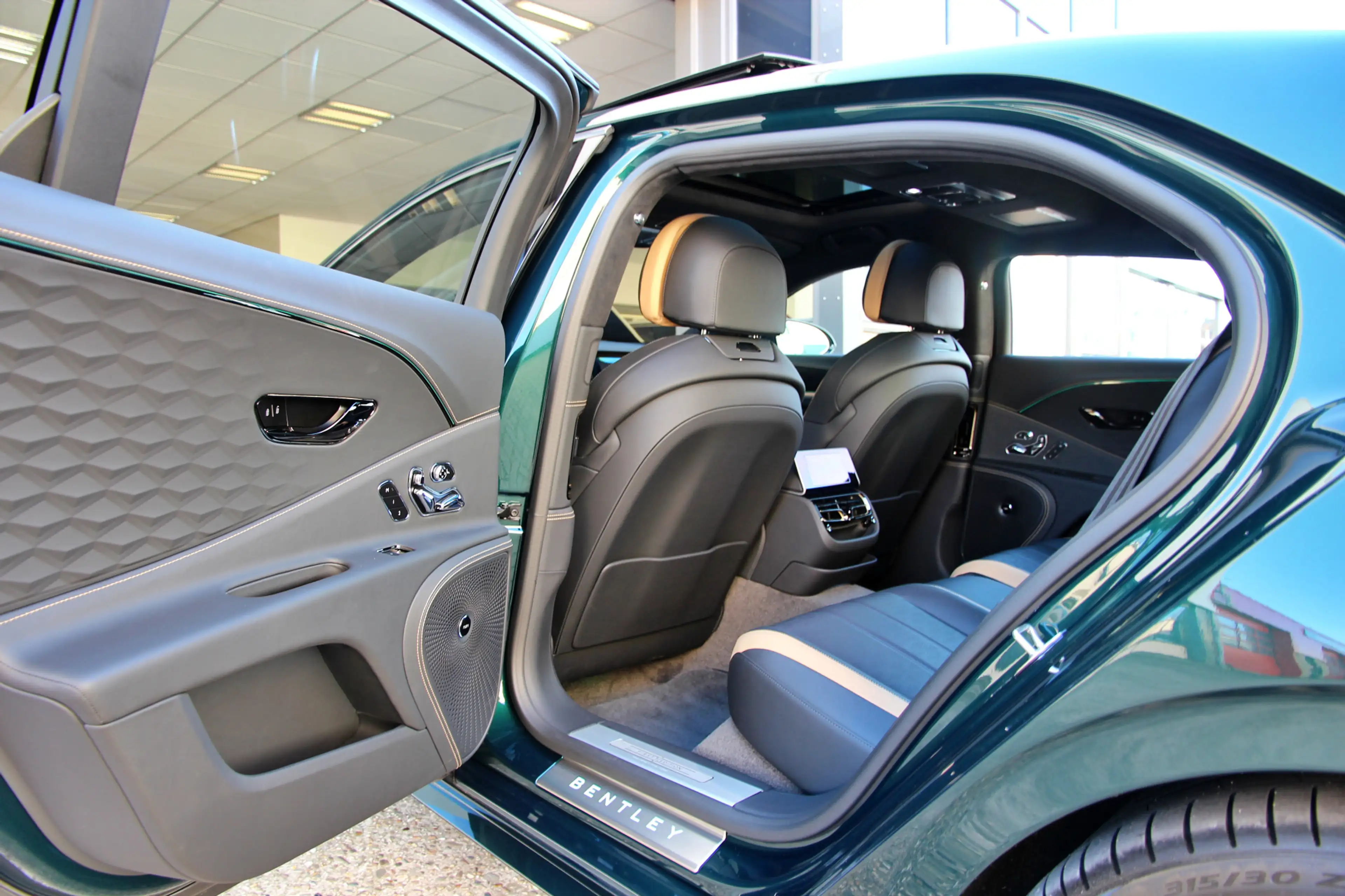 Bentley Flying Spur 4.0 V8 Hybrid Speed | Touring | Rotating | Naim | — photo 21