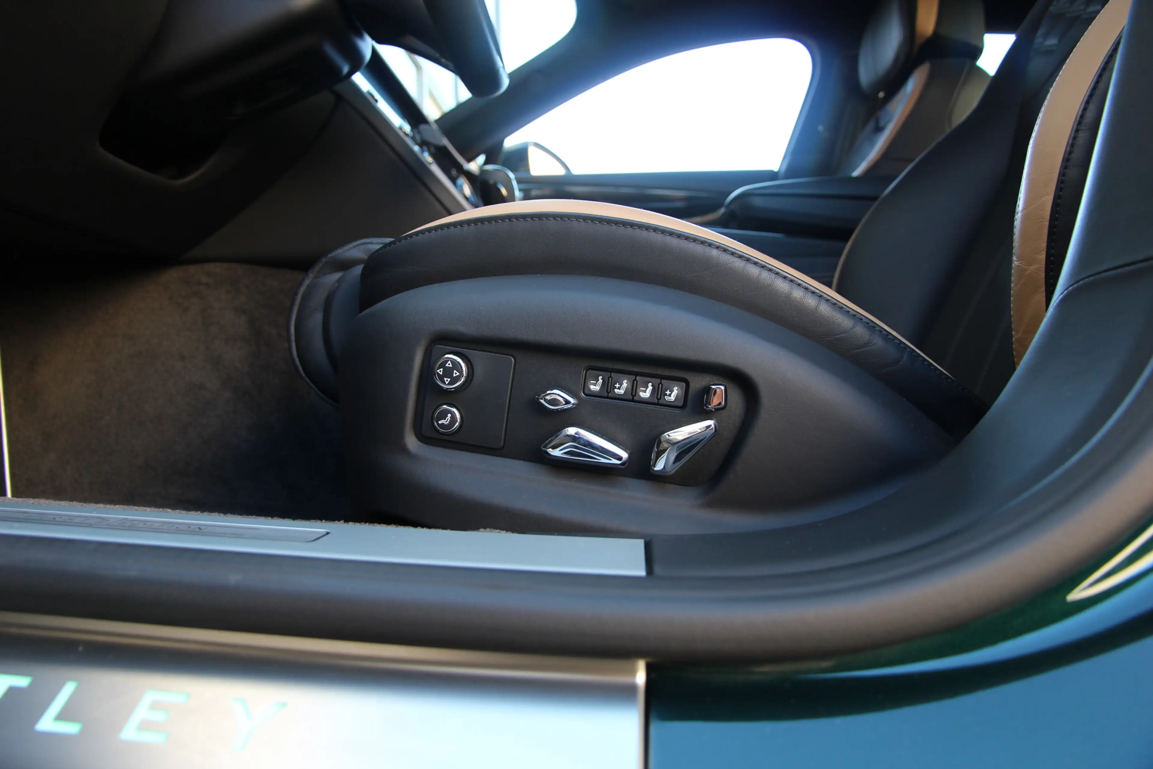 Bentley Flying Spur 4.0 V8 Hybrid Speed | Touring | Rotating | Naim | — photo 47