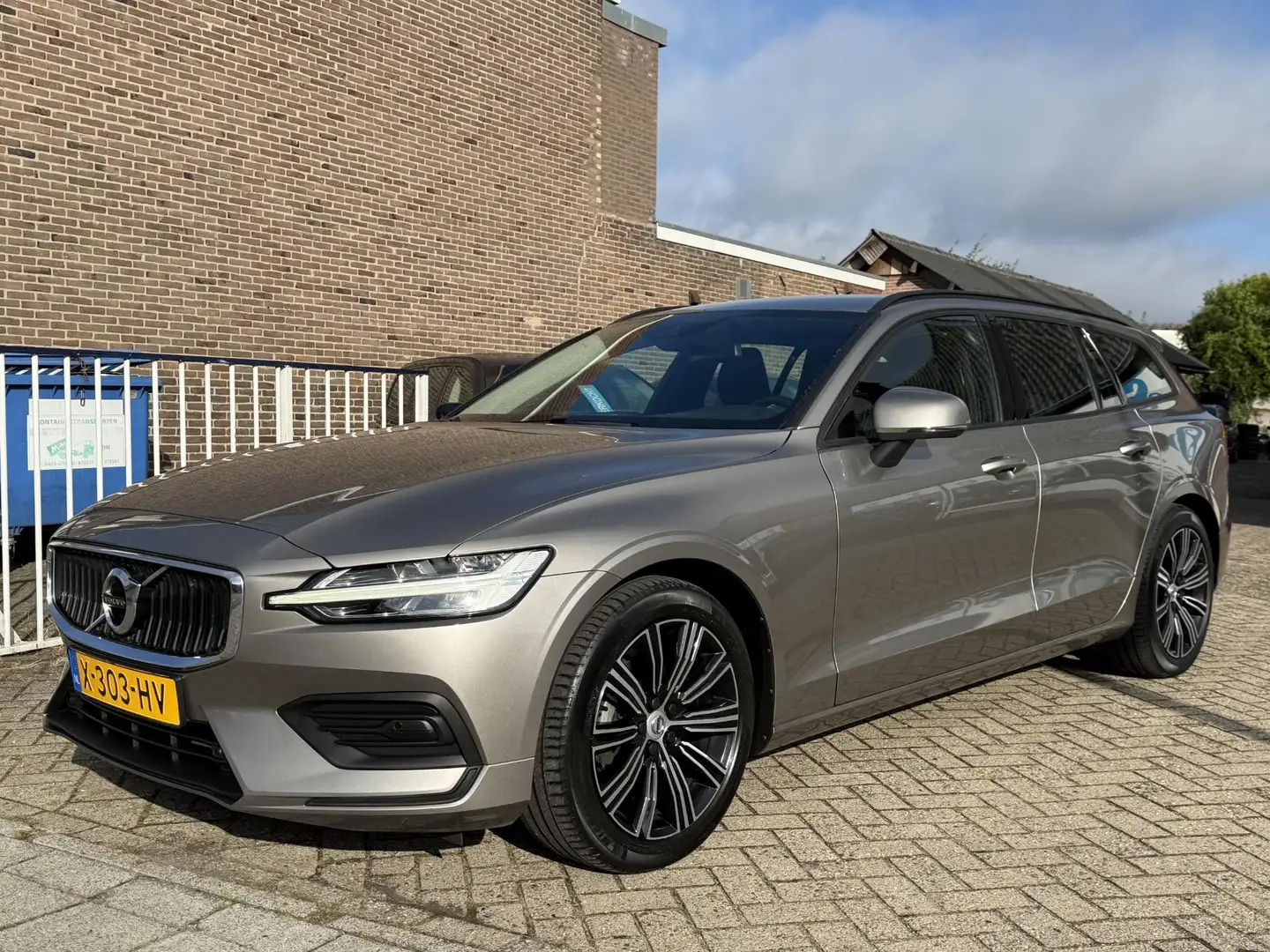 Volvo V60 2.0 D3 150 pk Grijs - 2