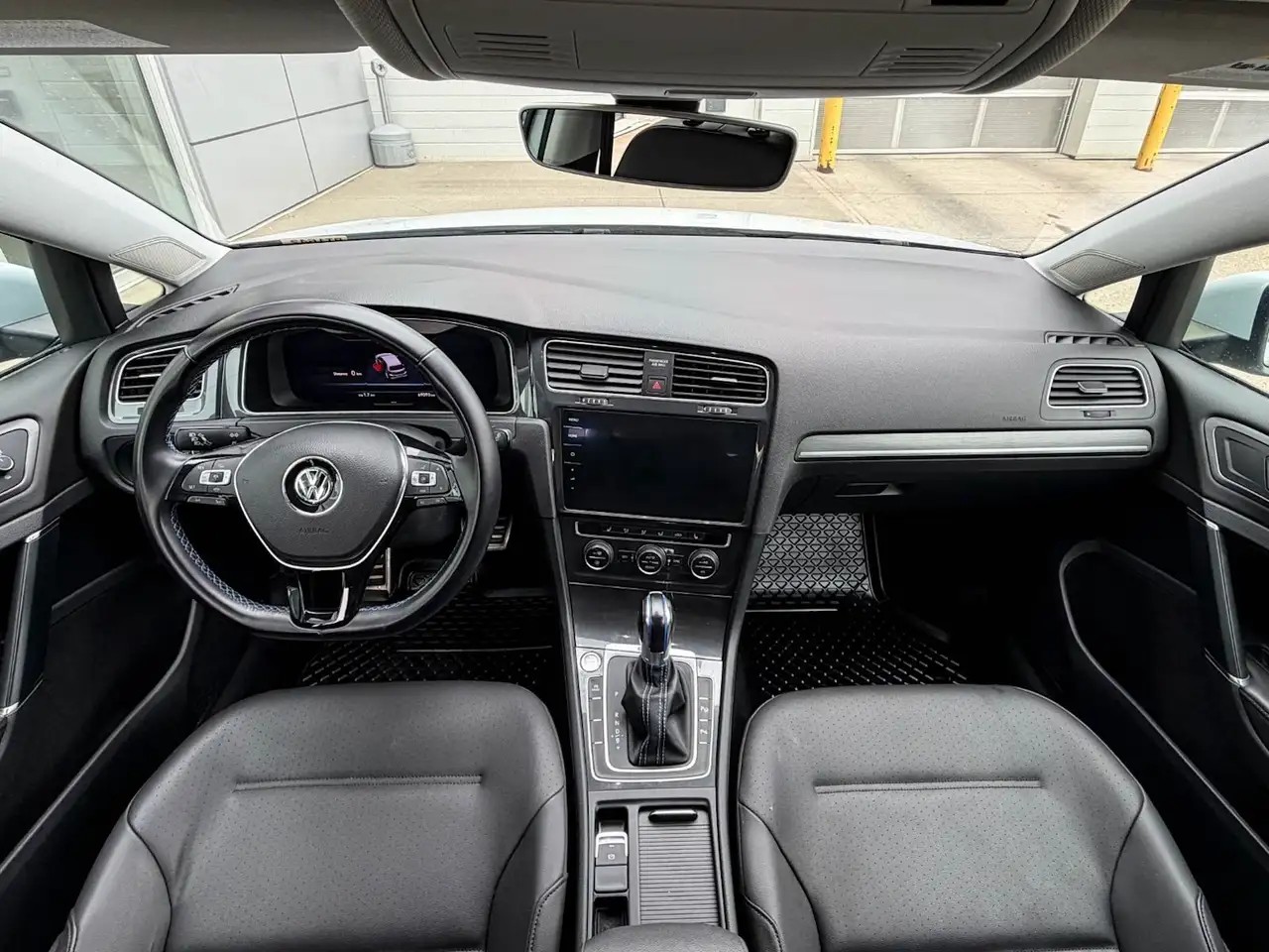 Volkswagen e-Golf снимка Volkswagen e-Golf