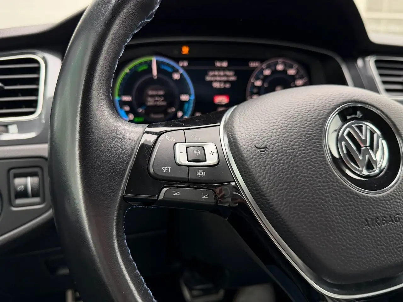 Volkswagen e-Golf снимка Volkswagen e-Golf