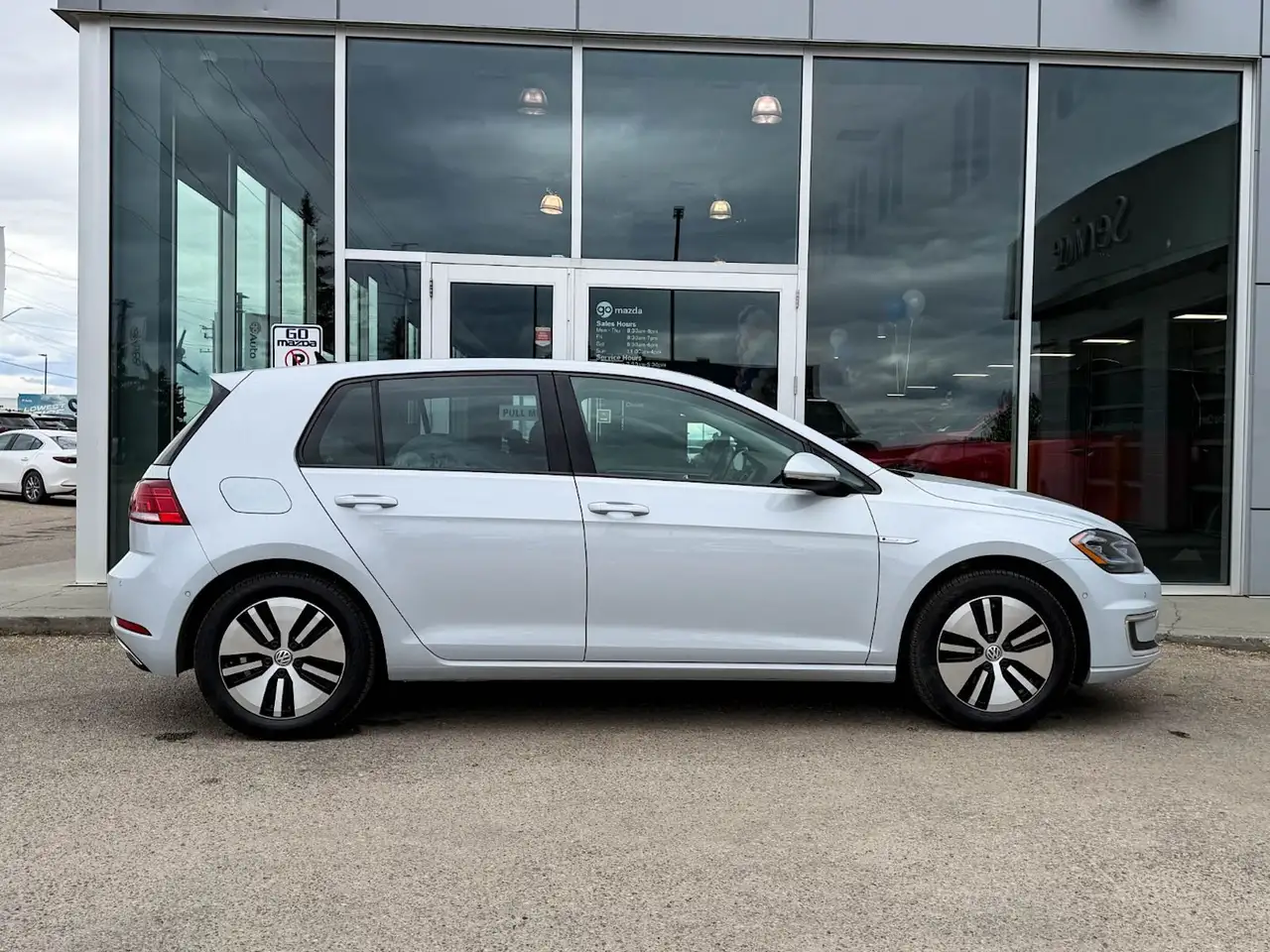 Volkswagen e-Golf снимка Volkswagen e-Golf