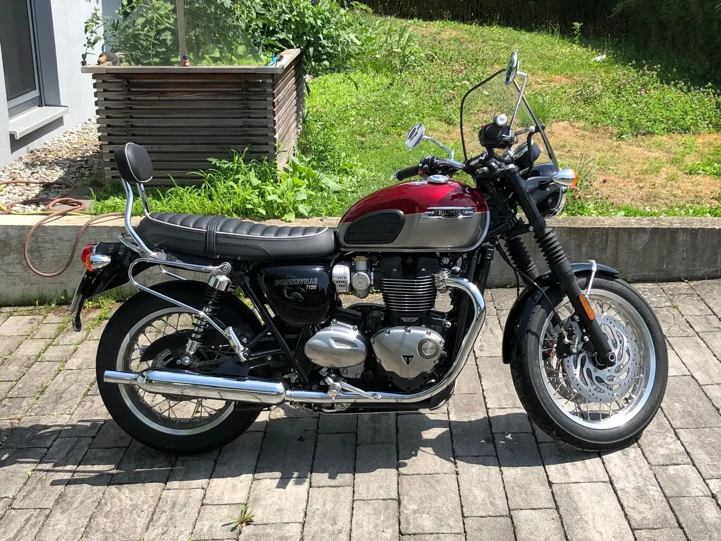Triumph Bonneville T120 Rot - 2