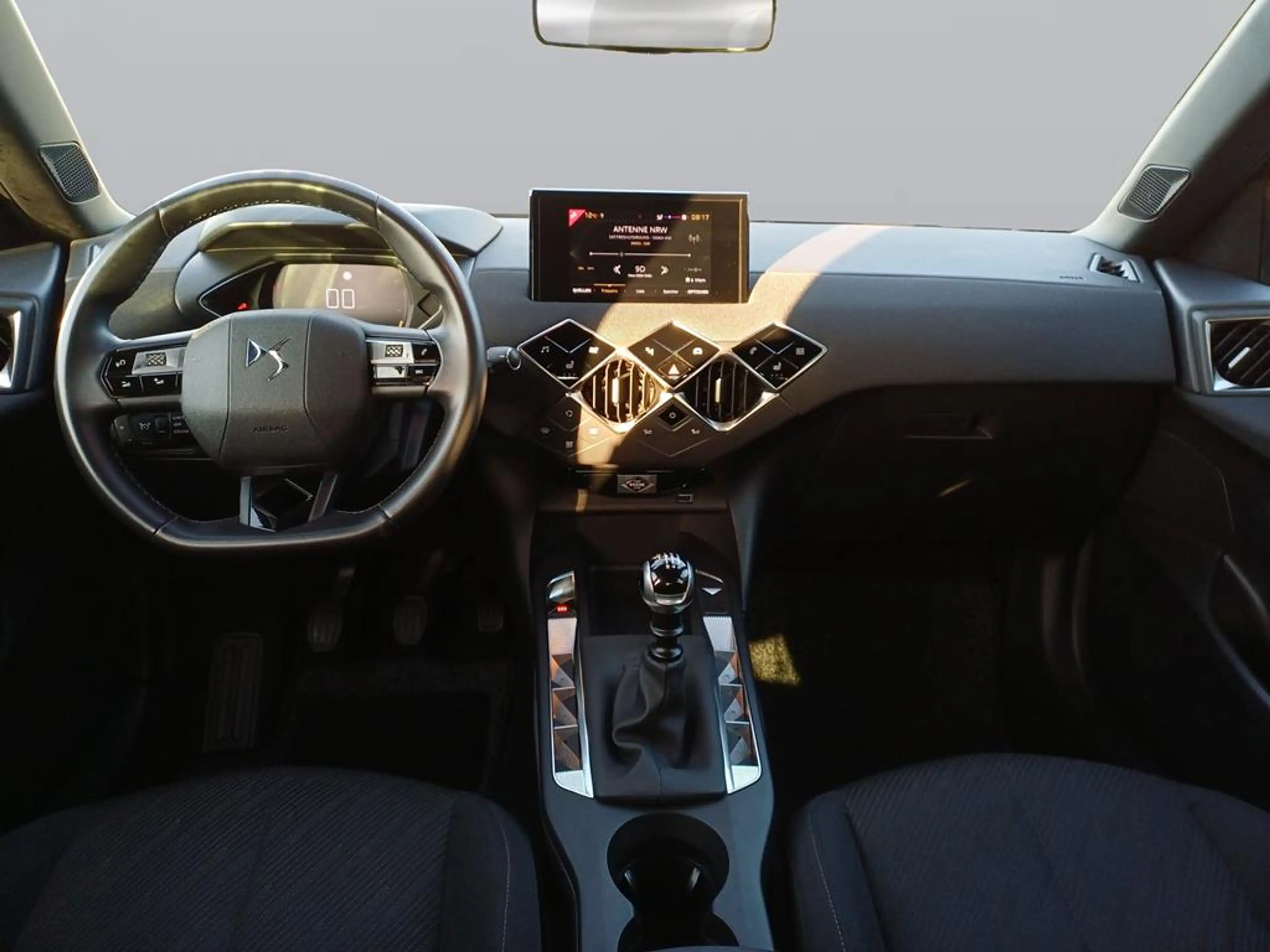 DS Automobiles DS 3 Crossback Montmartre — photo 9
