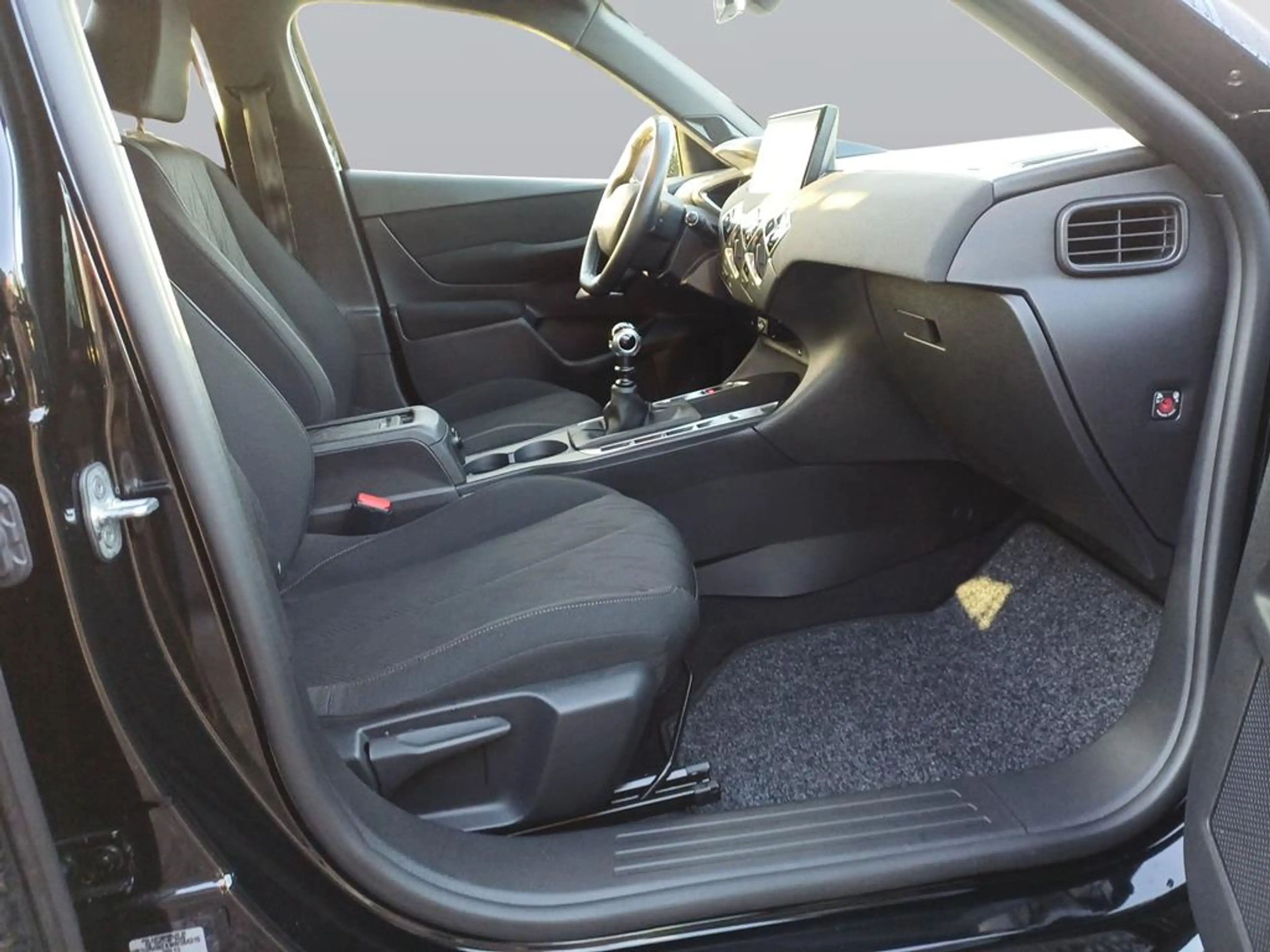 DS Automobiles DS 3 Crossback Montmartre — photo 10