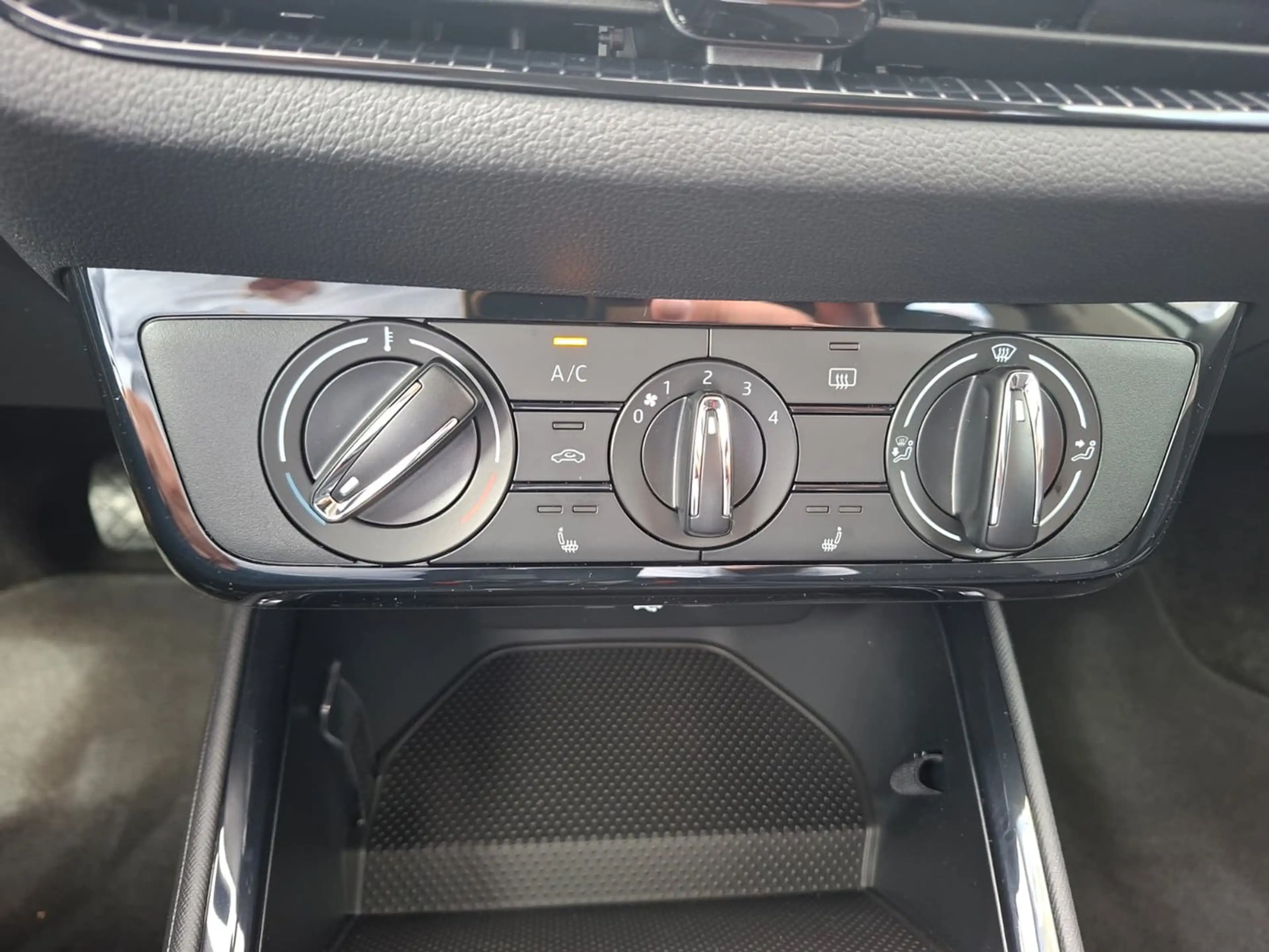 Skoda Fabia Essence TSI — photo 14