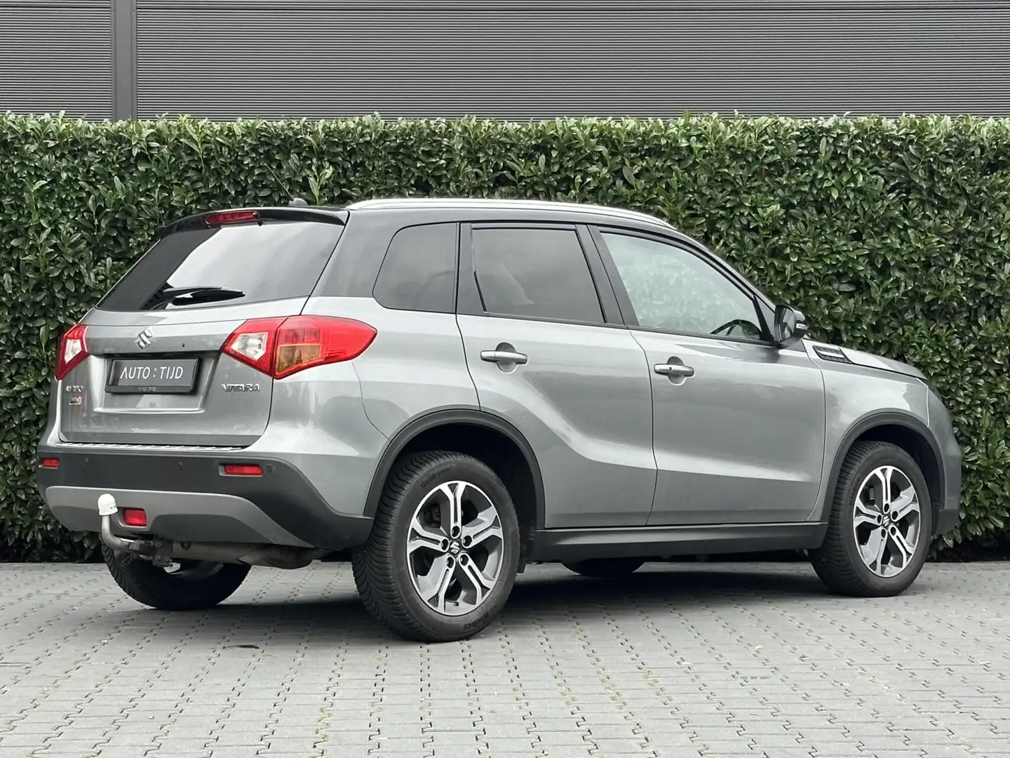 Suzuki Vitara 1.6 HIGH EXECUTIVE, FULL-OPTIONS, PANO, NAVI, ADAP Gris - 2