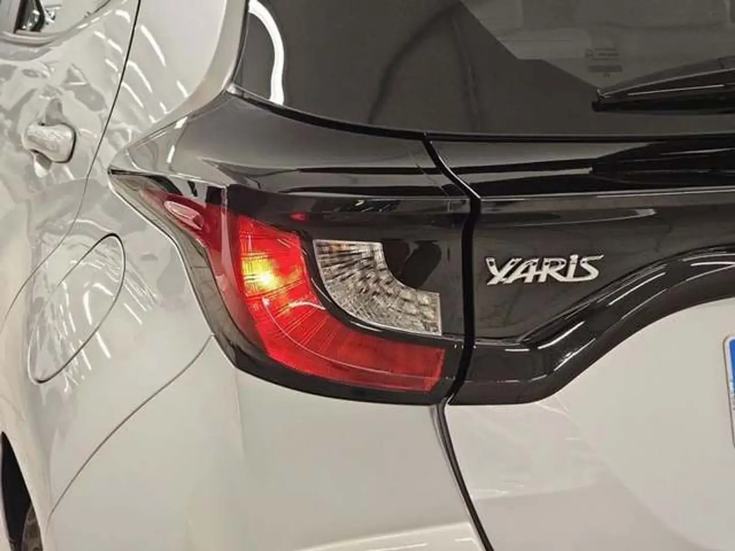 Toyota Yaris 120H 1.5 Business Plus Gris - 2