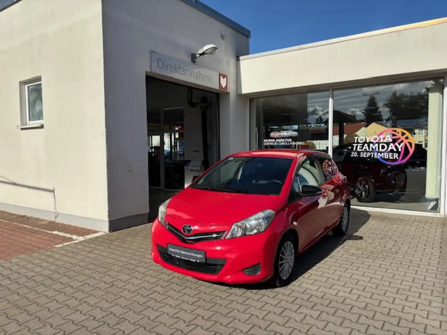 Toyota Yaris 1,4 Benzin 6.-Gang Schalter 5Trg. Life Ausstattung Rood - 2