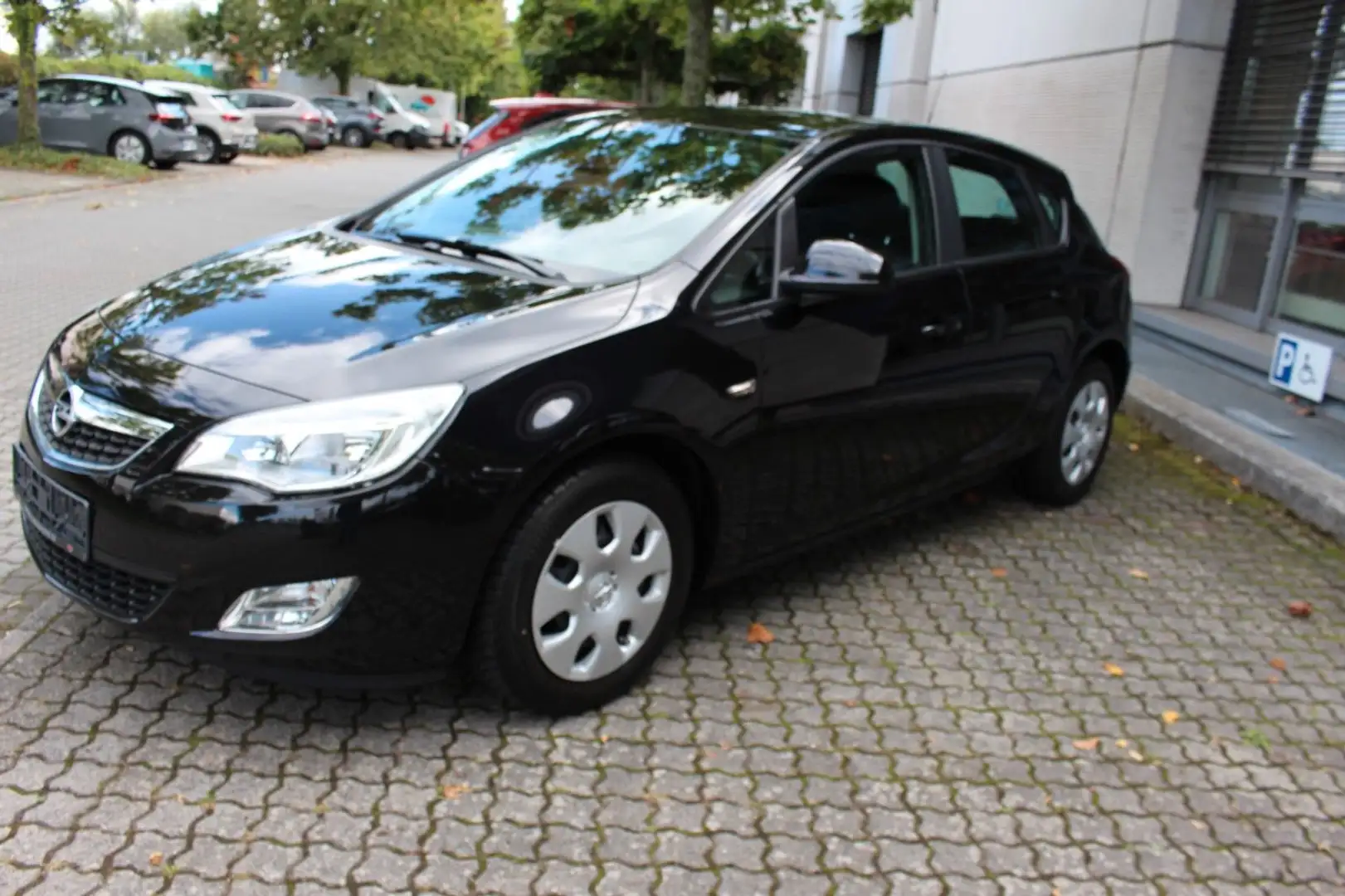 Opel Astra J Lim. 5-trg. Edition Noir - 1