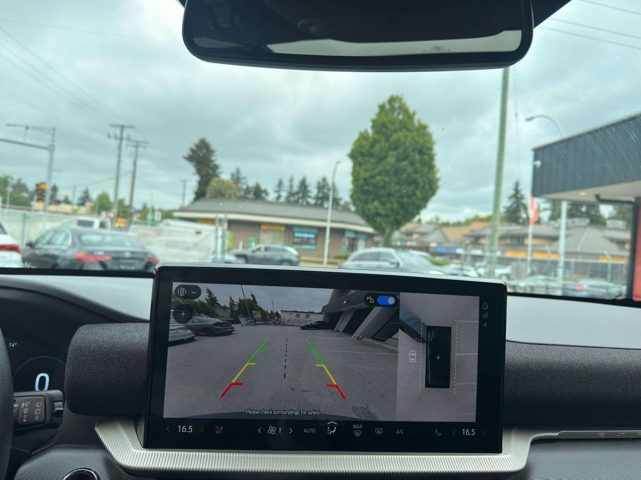 2025 Ford Explorer — view 13