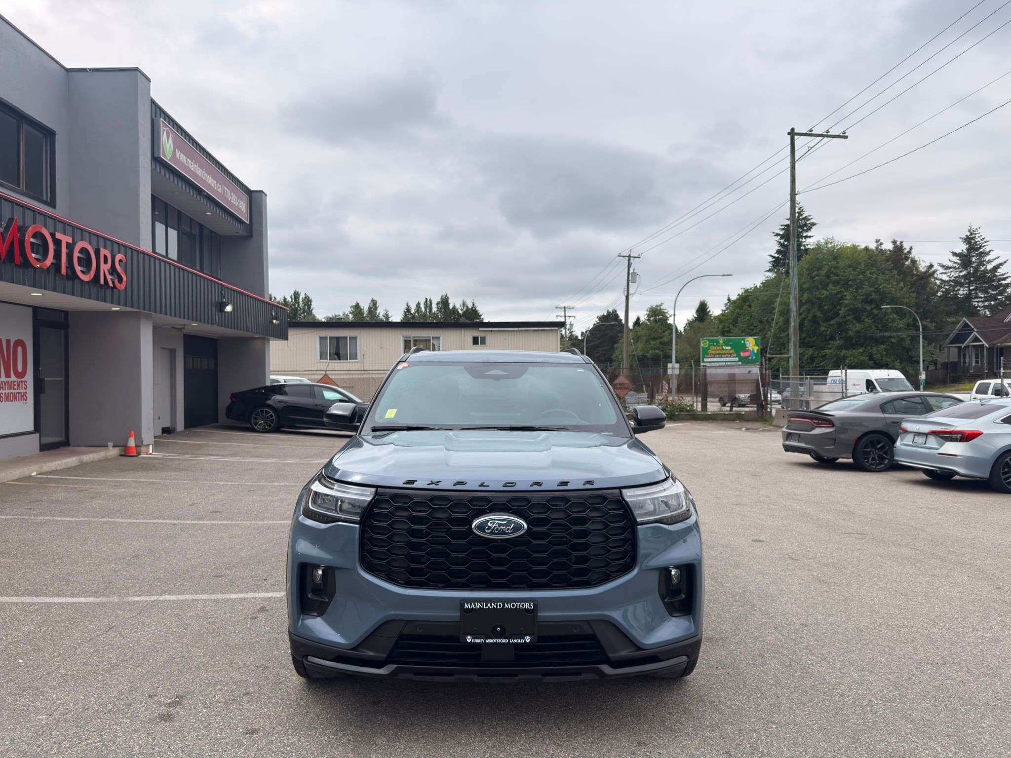 2025 Ford Explorer — view 2