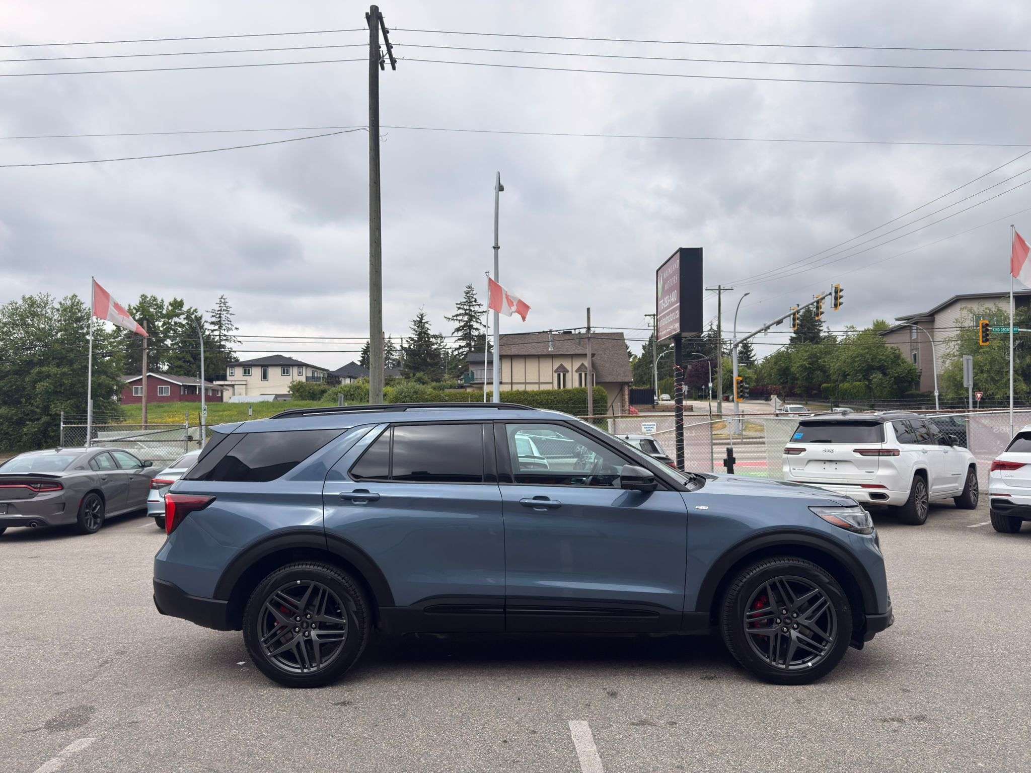 2025 Ford Explorer — view 4
