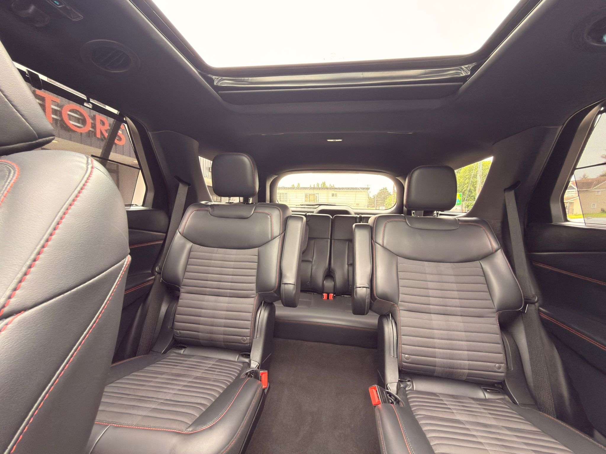 2025 Ford Explorer — view 11