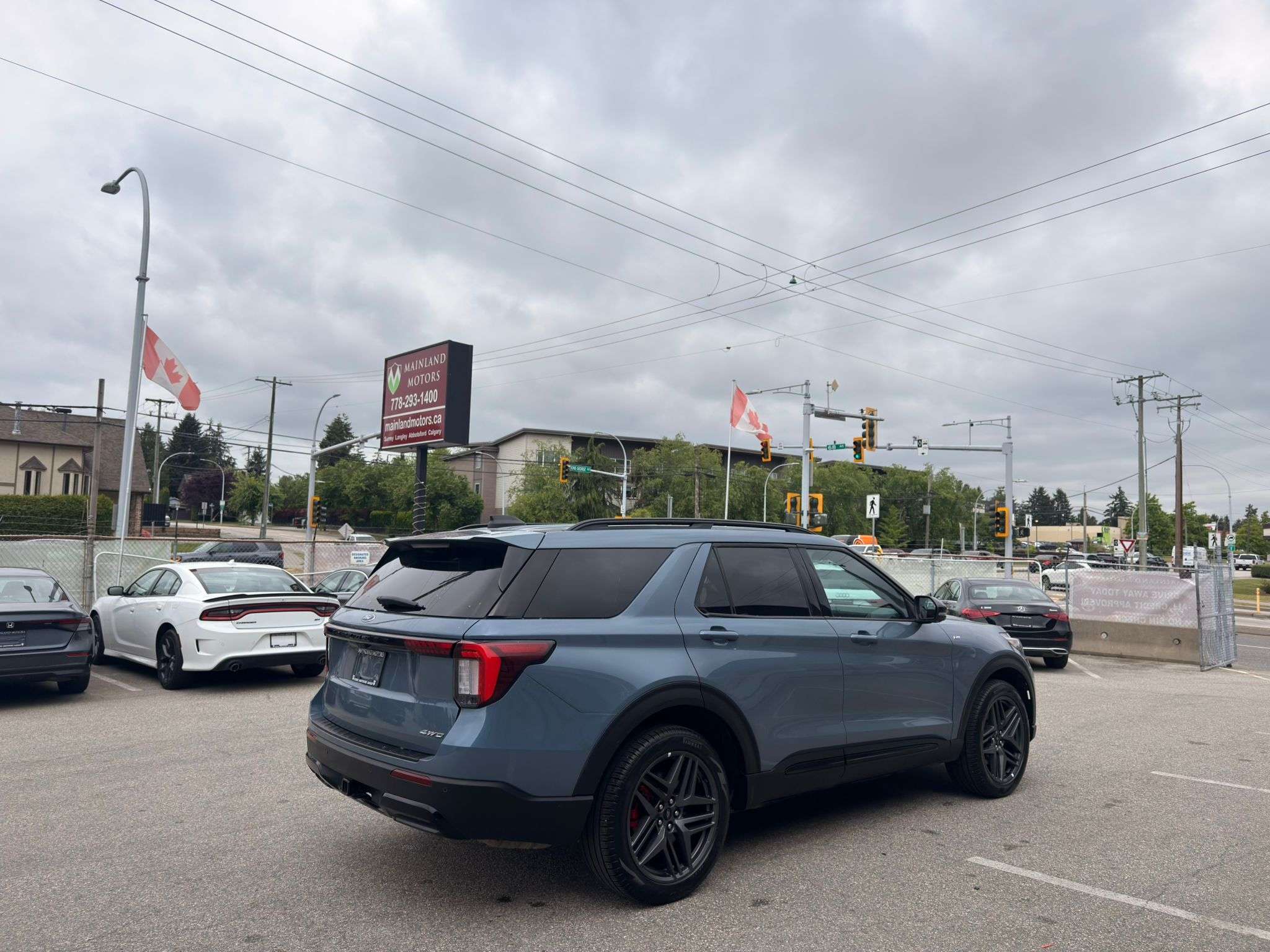 2025 Ford Explorer — view 5