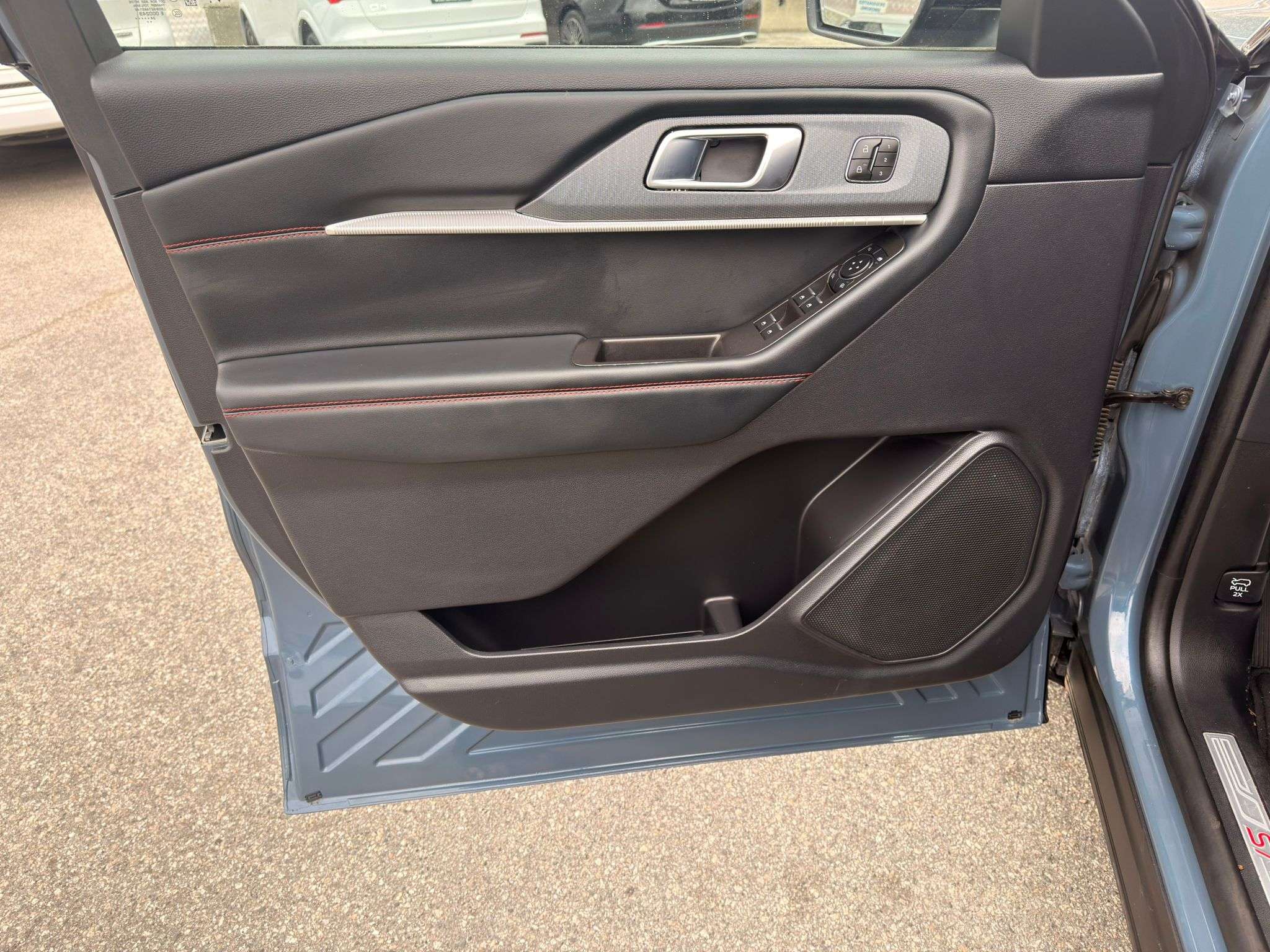 2025 Ford Explorer — view 10