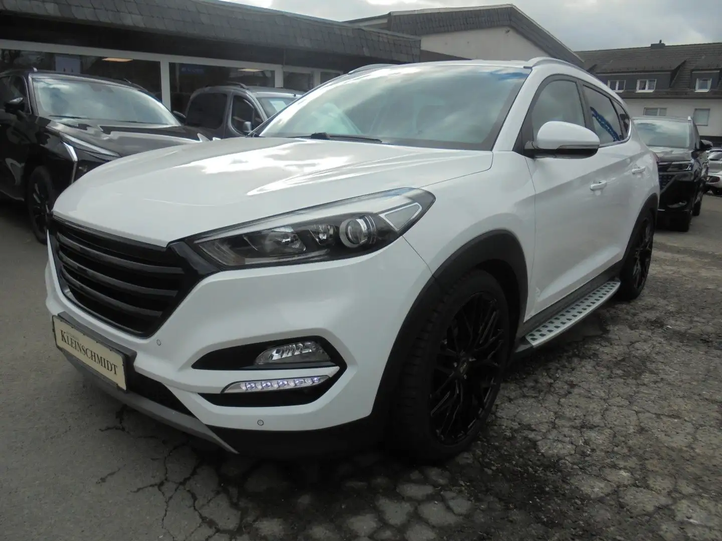 Hyundai TUCSON Style 4WD Tiefergelegt TOP gepflegt Weiß - 1