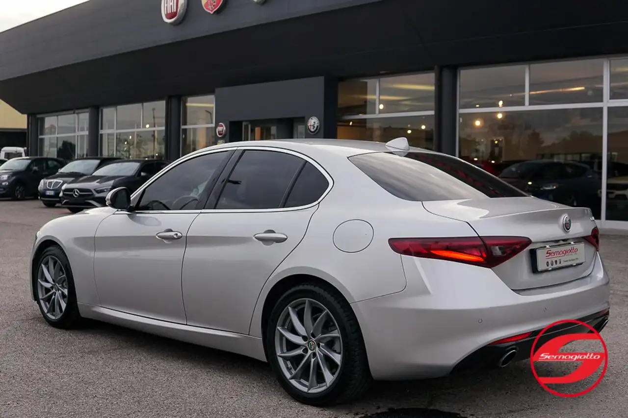 Alfa Romeo Giulia 2021 — фото 18
