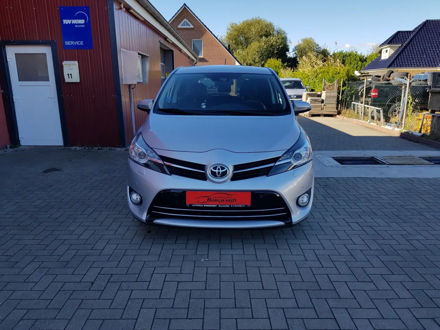 Toyota Verso Executive Silber - 1