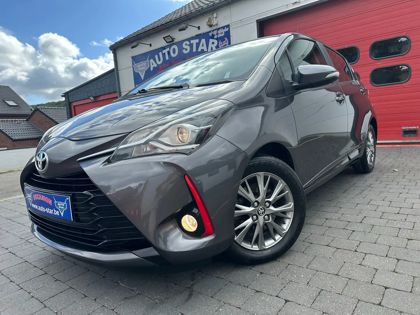 Toyota Yaris Yaris 1.5i Dual VVT-iE Comfort GPS CAMERA EURO 6b Grijs - 1