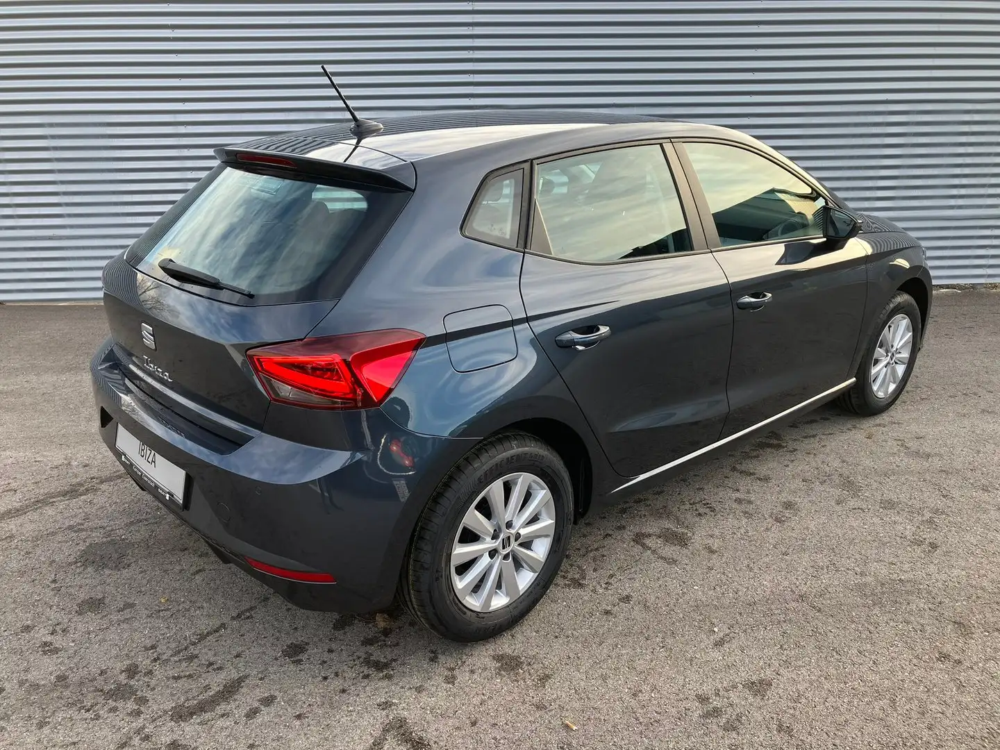 SEAT Ibiza Reference Edition 1.0 Grau - 2