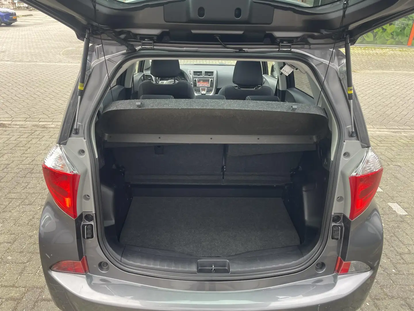 Toyota Verso-S 1.3 VVT-i Dynamic | Panoramadak | Trekhaak (800kg Grijs - 2