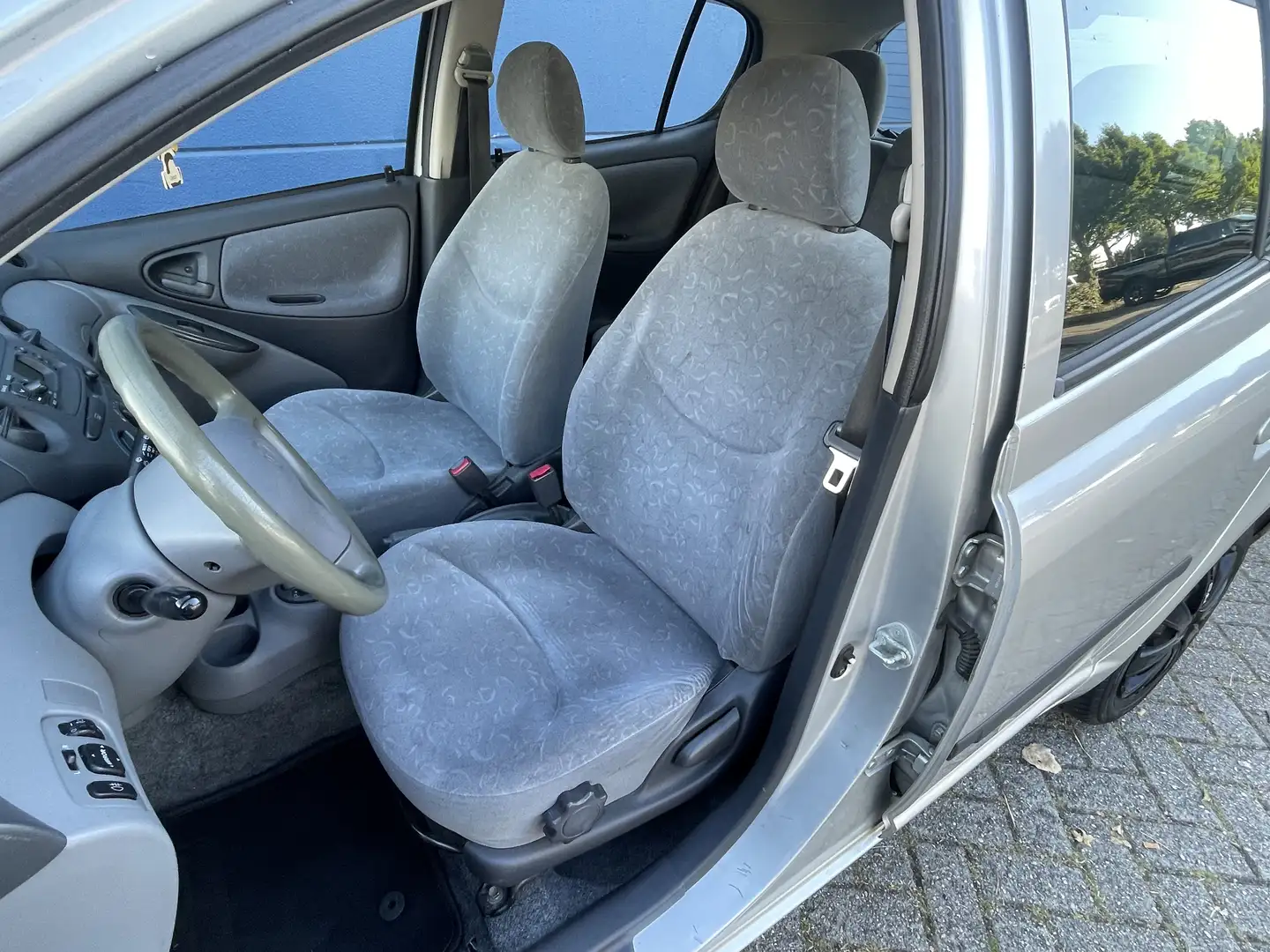 Toyota Yaris 1.3-16V VVT-i Sol • Automaat • 5drs • Boekje Grijs - 1