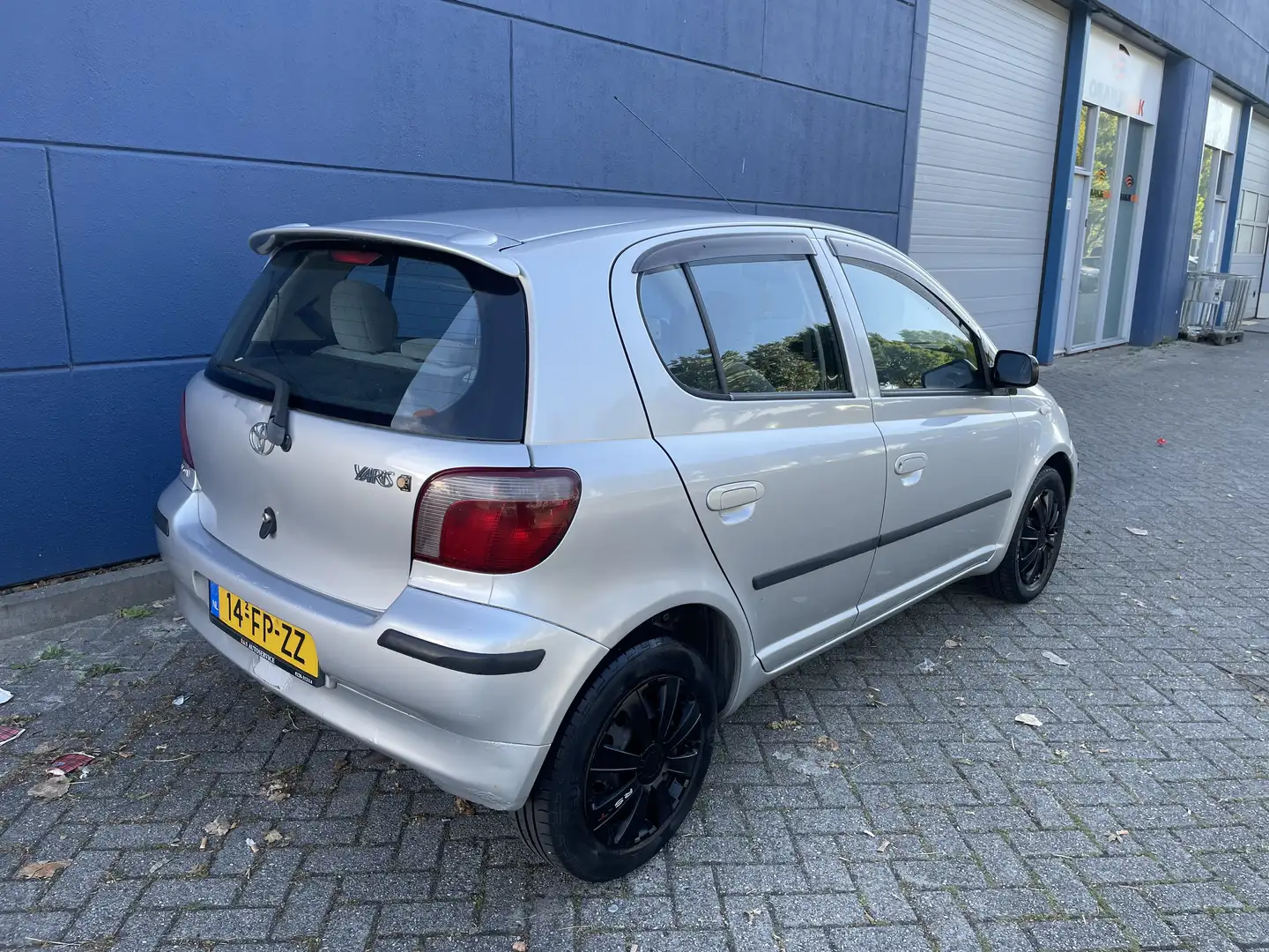 Toyota Yaris 1.3-16V VVT-i Sol • Automaat • 5drs • Boekje Grijs - 2