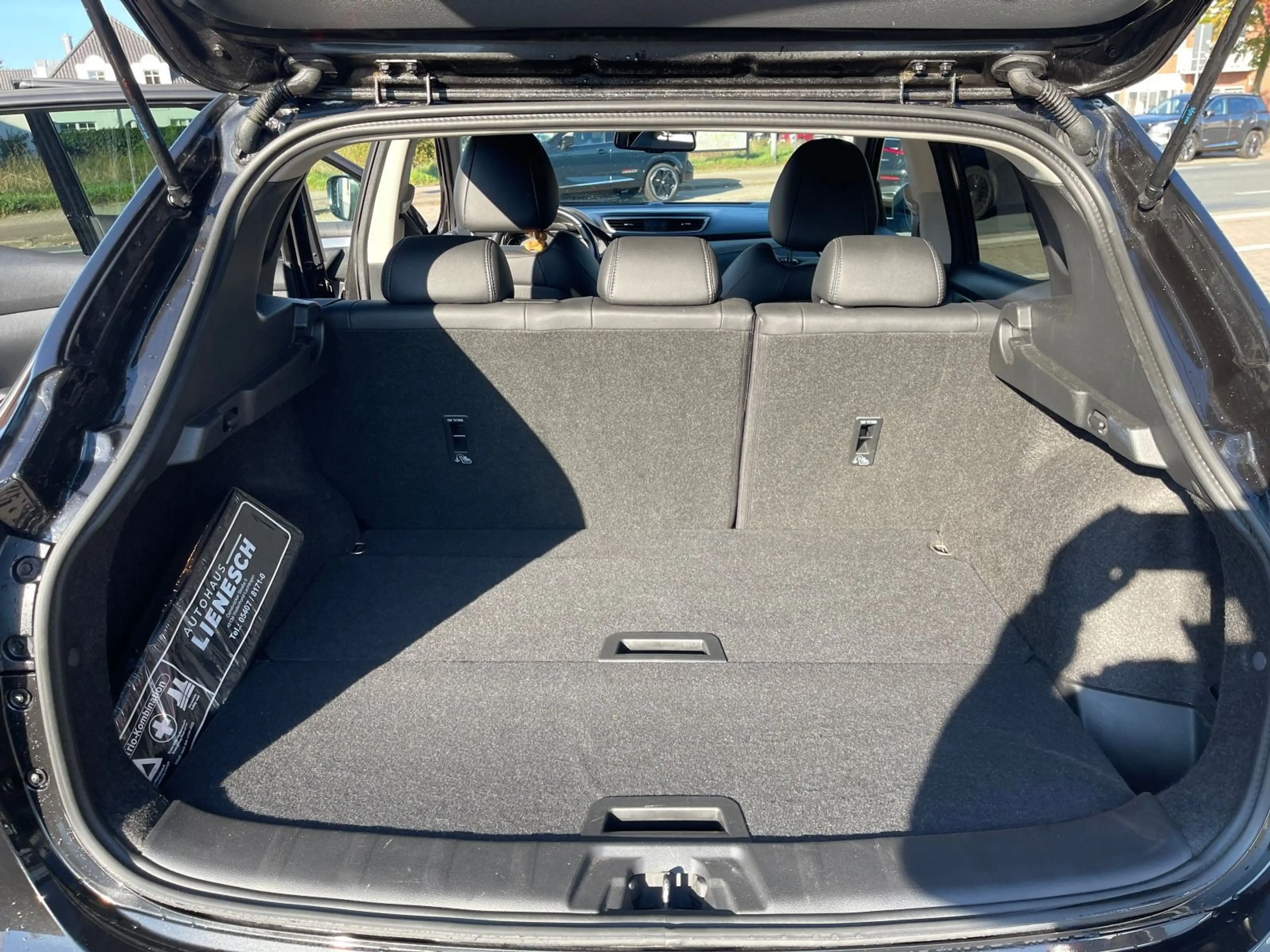 Nissan Qashqai 1.3 DiG-T Tekna Abstandstempomat / Leder — photo 12