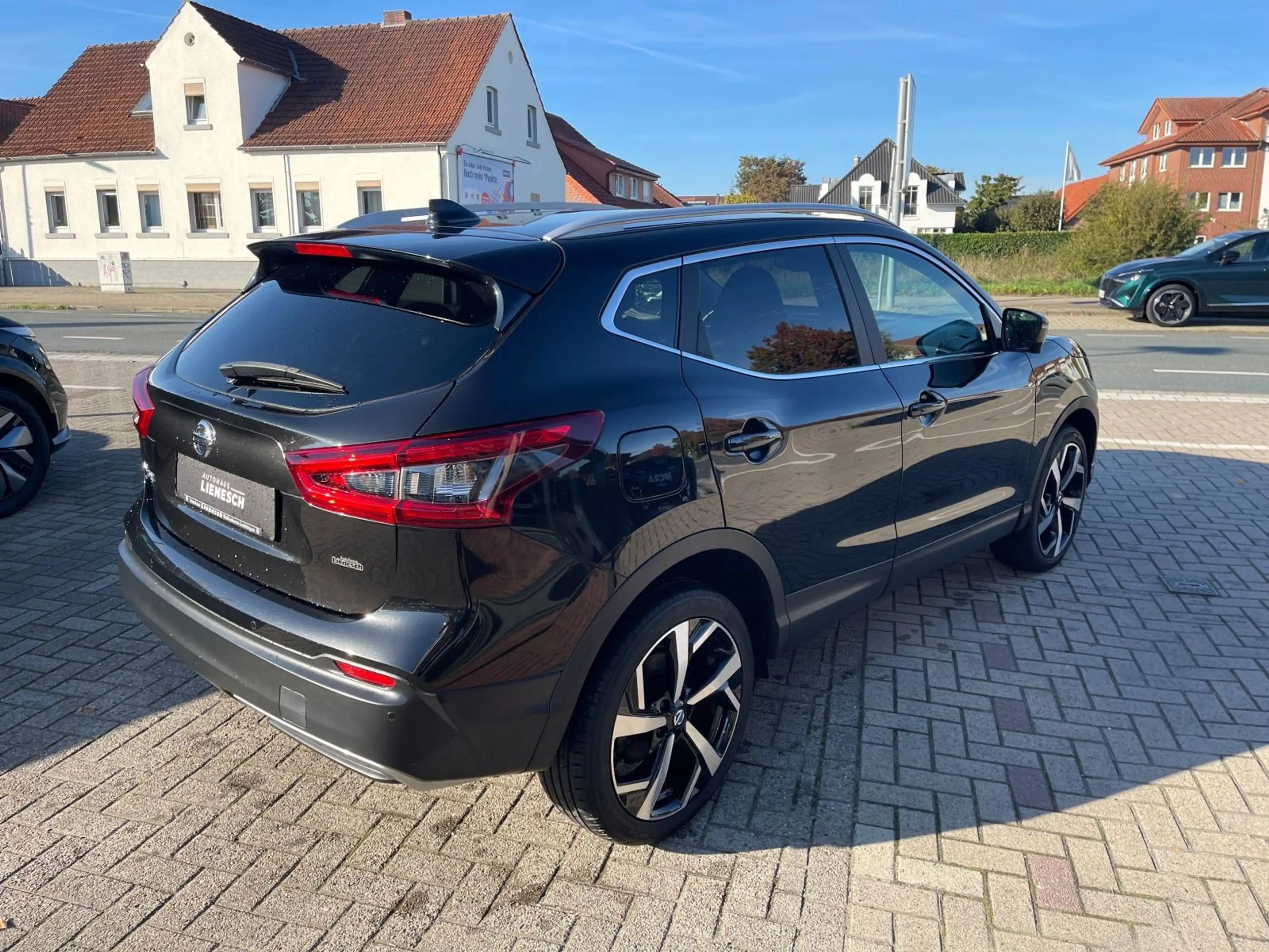 Nissan Qashqai 1.3 DiG-T Tekna Abstandstempomat / Leder — photo 6