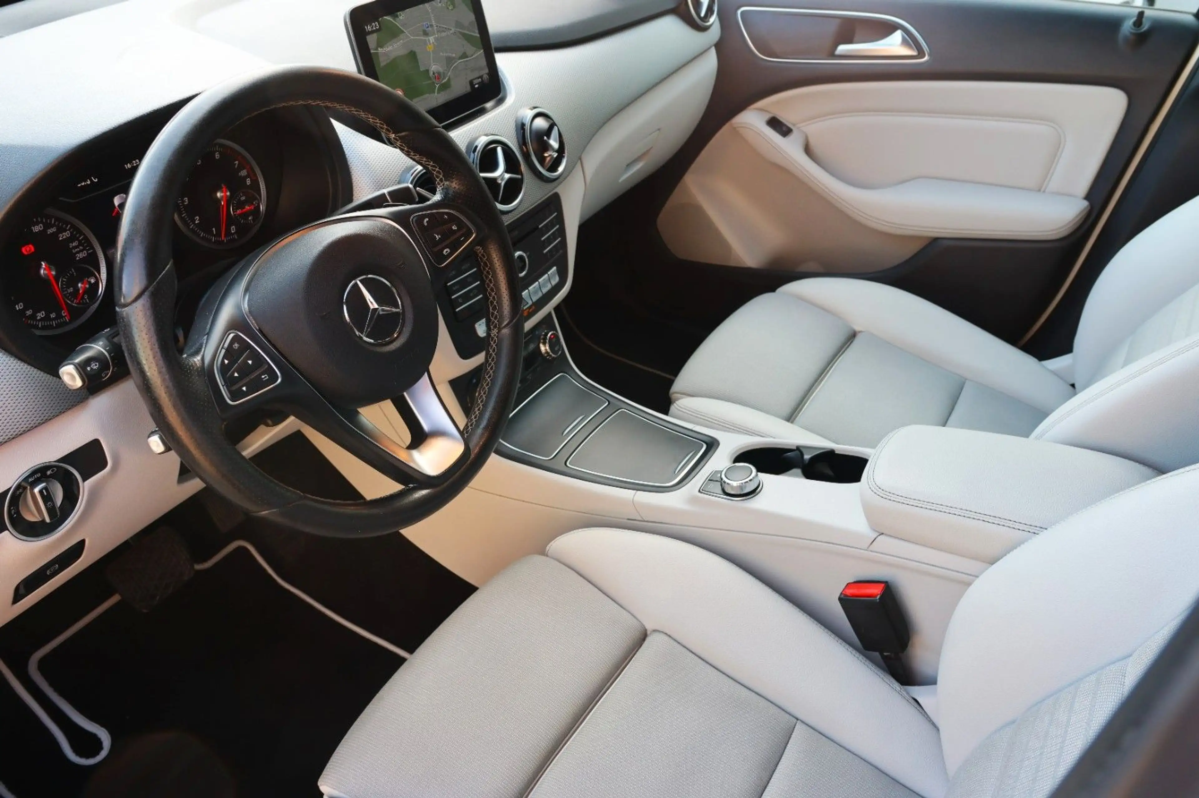 Mercedes-Benz B 220 4Matic Urb. Style Edit. Pano Spur AHK Me — photo 13