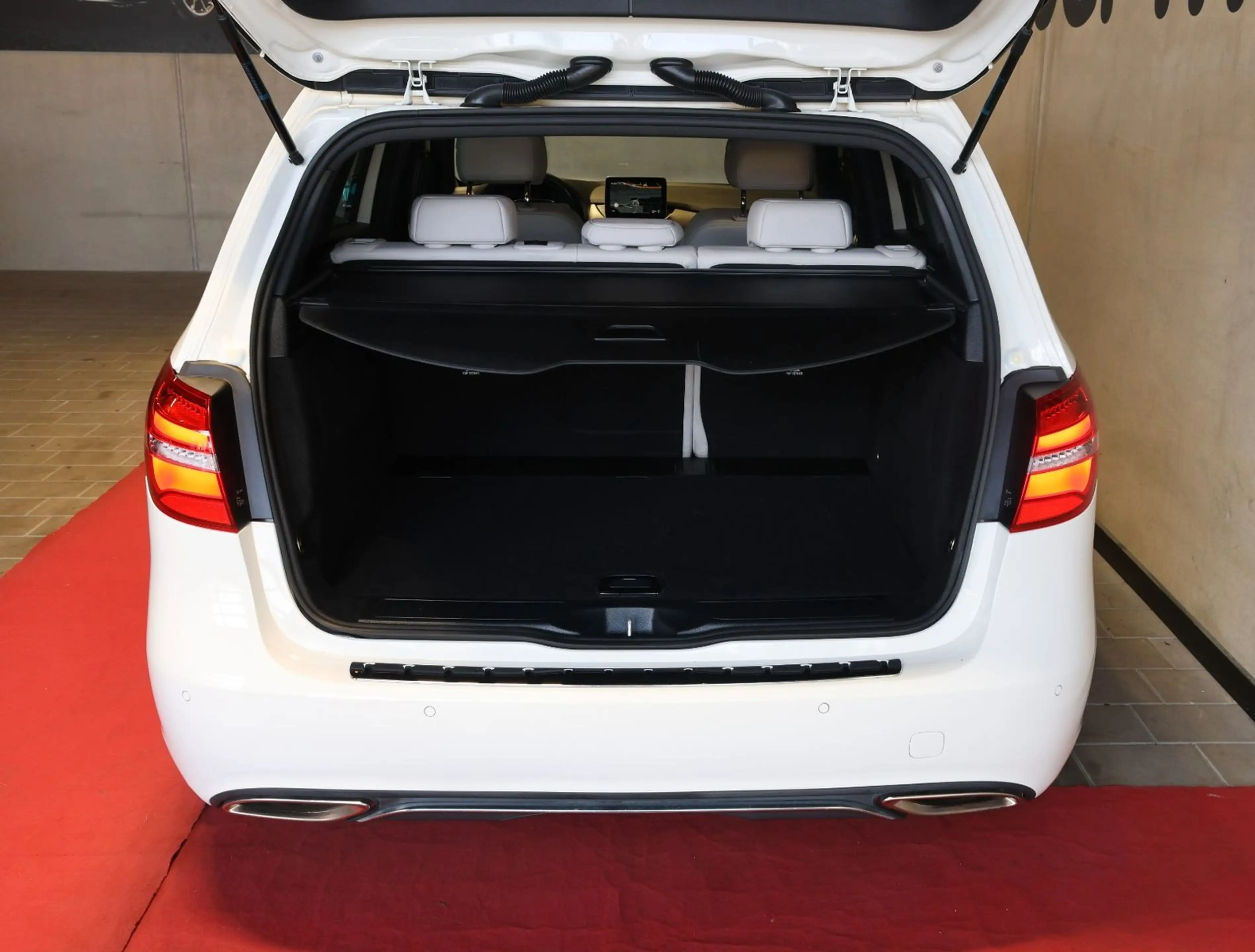 Mercedes-Benz B 220 4Matic Urb. Style Edit. Pano Spur AHK Me — photo 4
