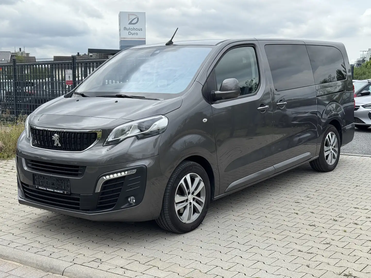 Peugeot Traveller Business VIP L3 Navi+Leder+Ahk+Pano Gris - 2