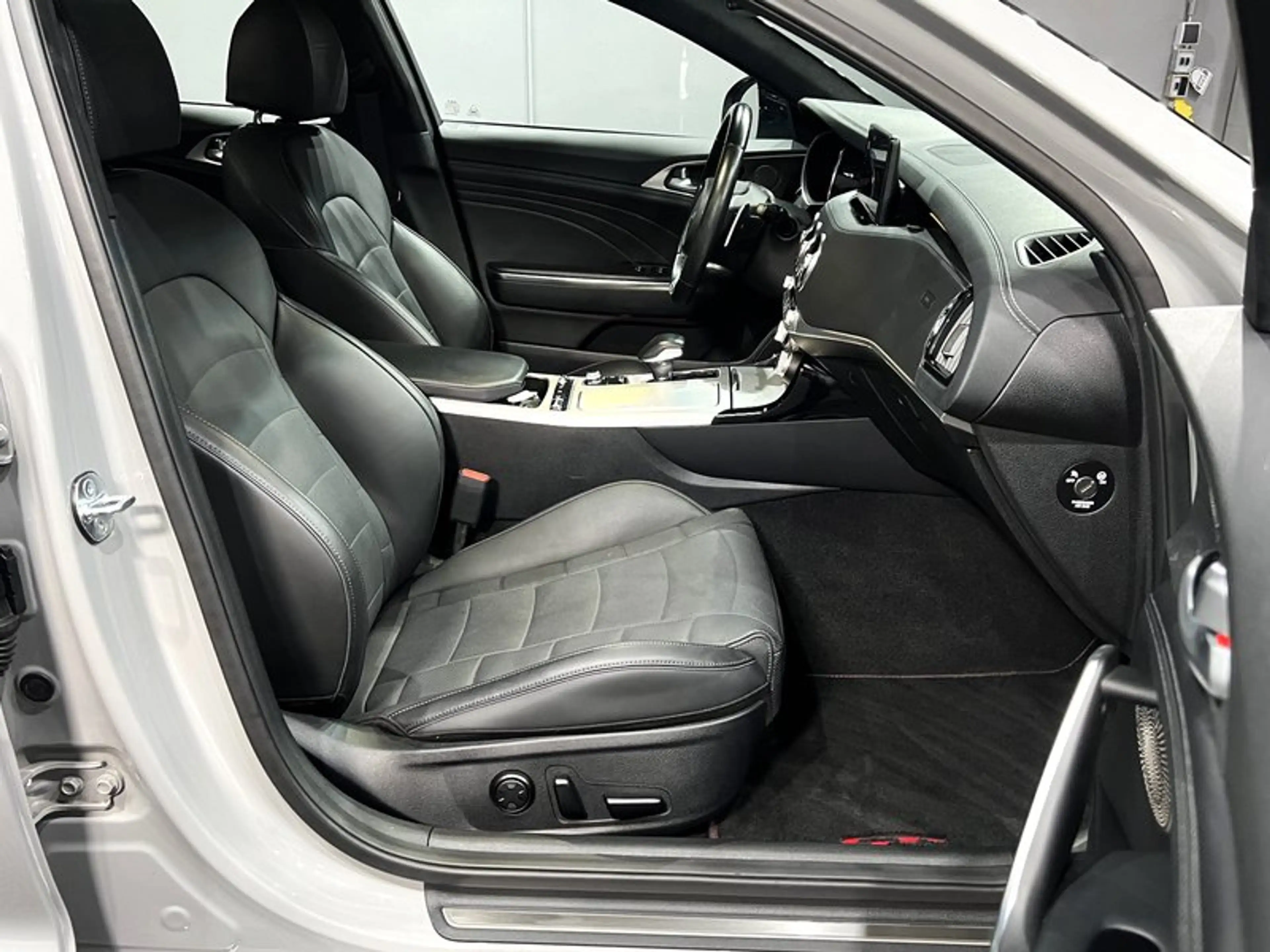Kia Stinger 3.3 T-GDI GT 4WD|AUTOM|PANO|LEDER|LED|NAVI — photo 13